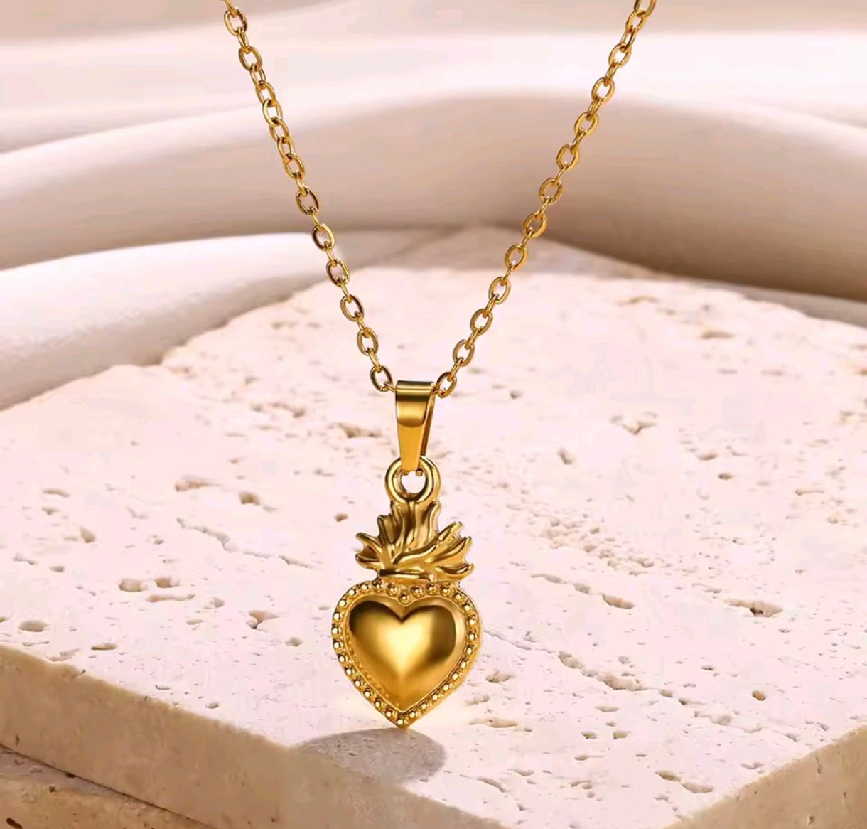 Collar con dije de corazón dorado