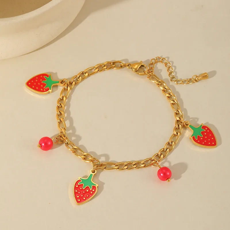 Pulsera con dijes de fresas