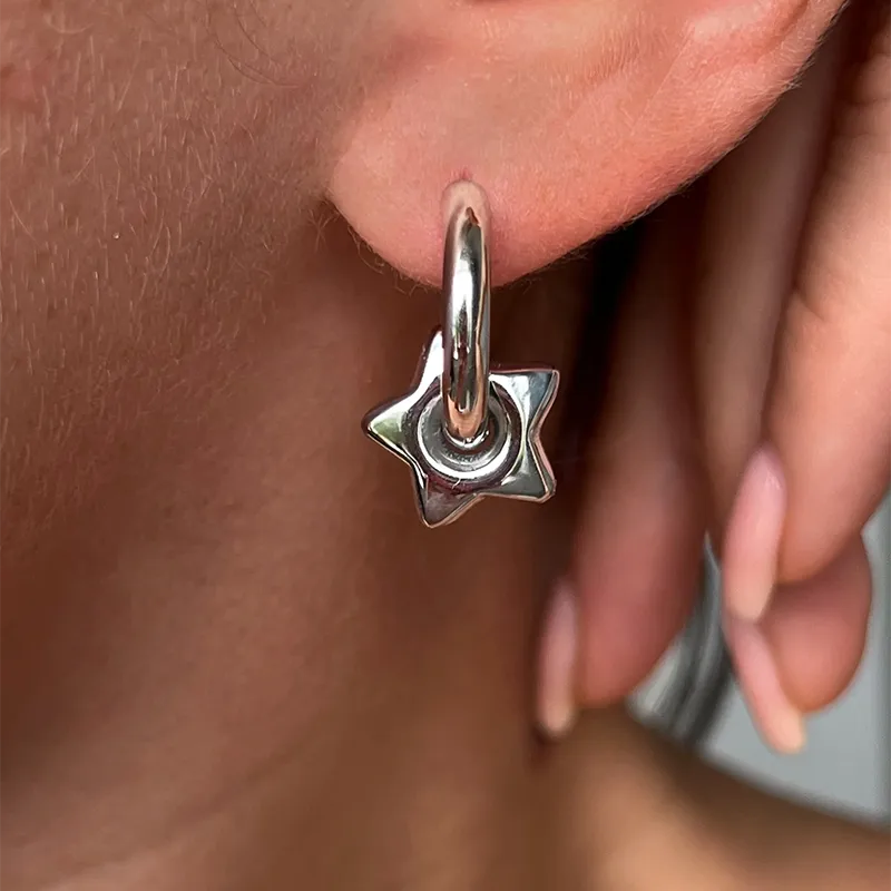 Pendiente de aro con estrella