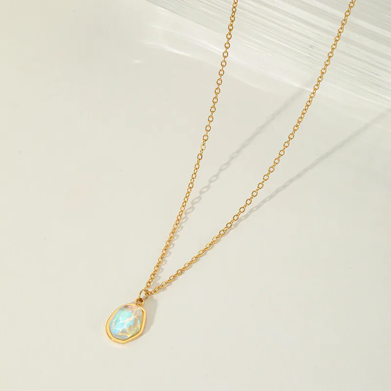 Collar con colgante de ópalo