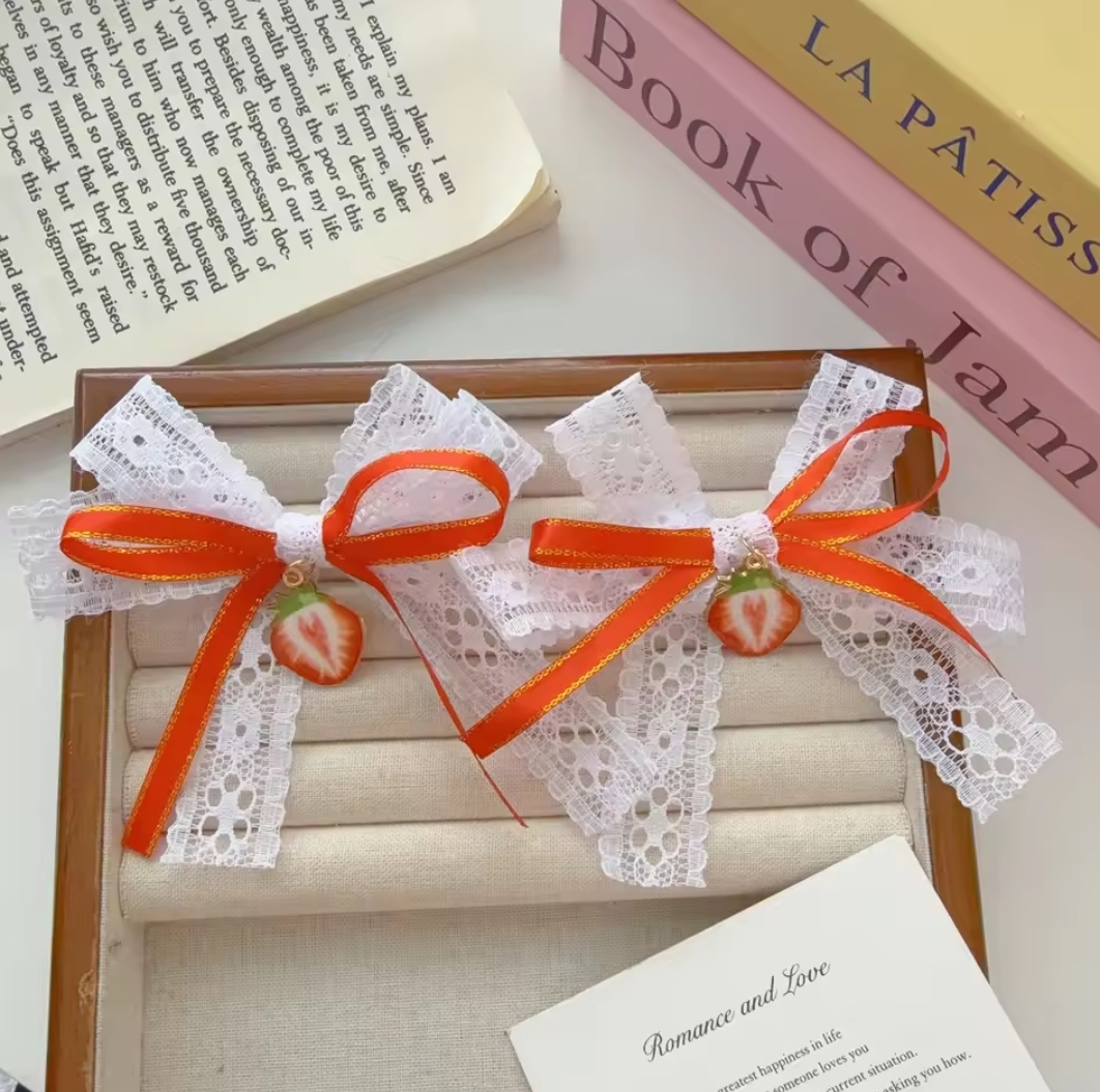 Par de Lazos de encaje con fresas