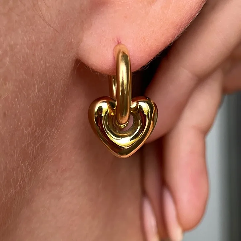 Pendiente de aro con dije de corazón dorado