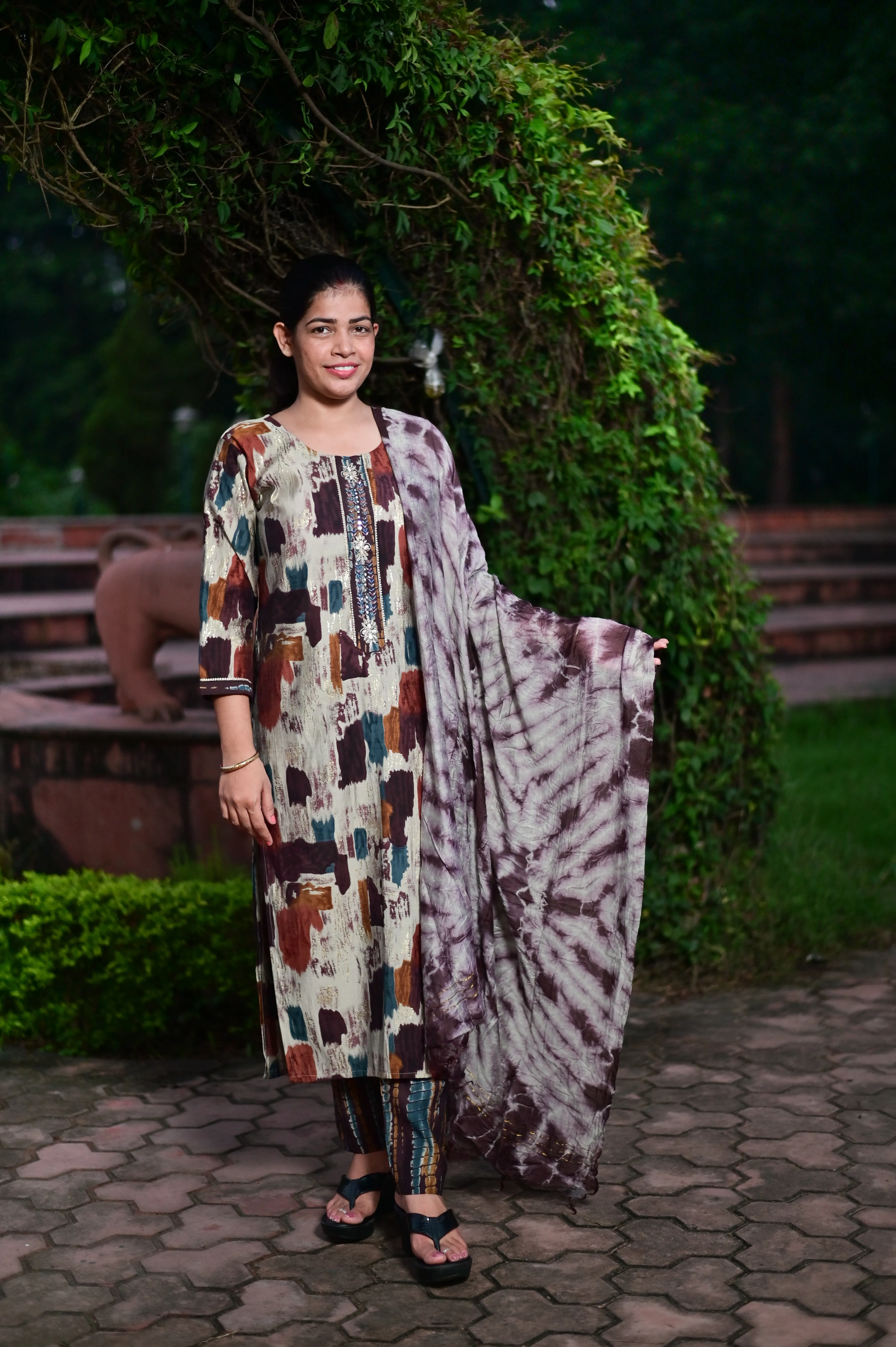 Abstract printed kurta pant set with tie-dye dupatta