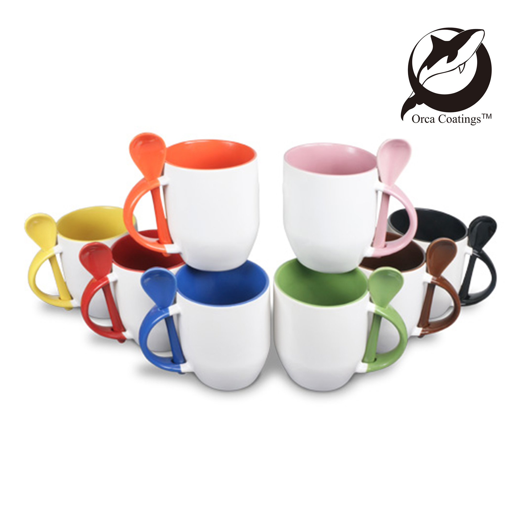 Tasses avec cuillères colorées
