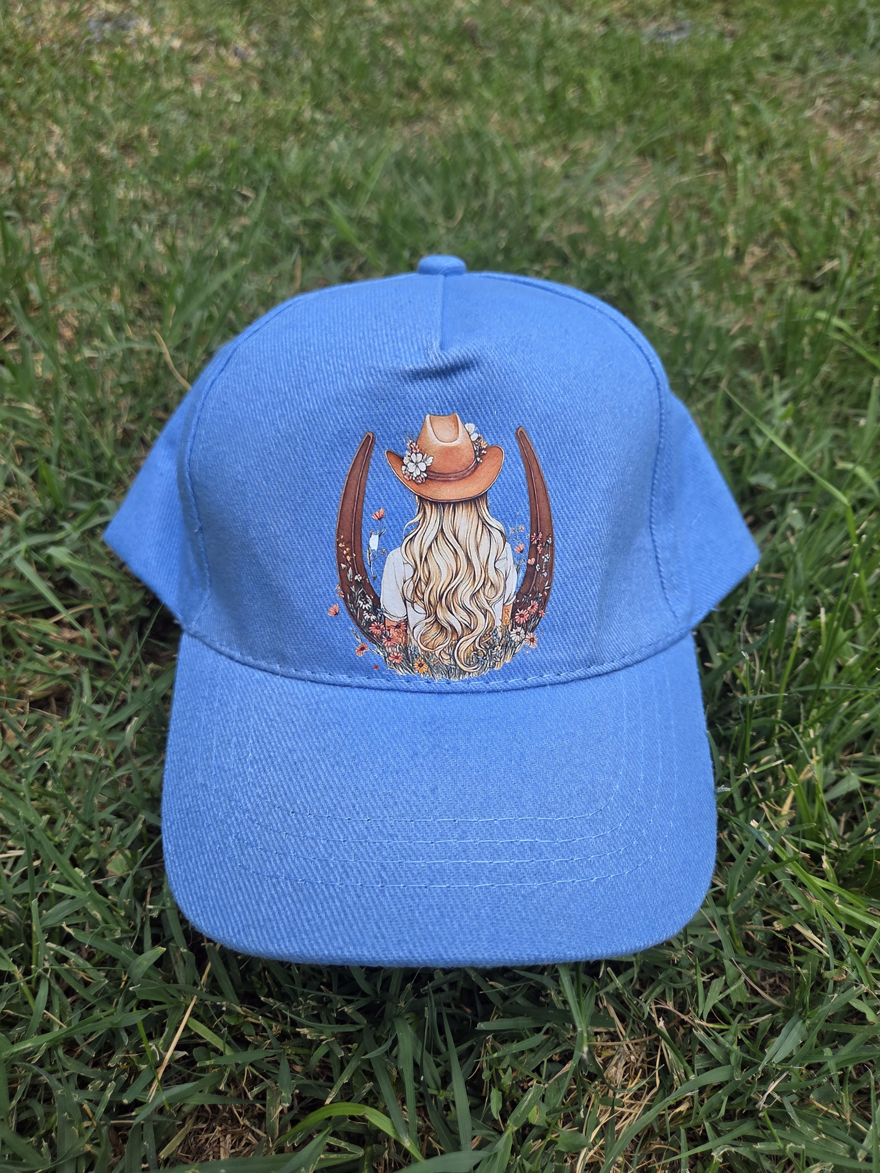Casquette bleue avec motif cowgirl