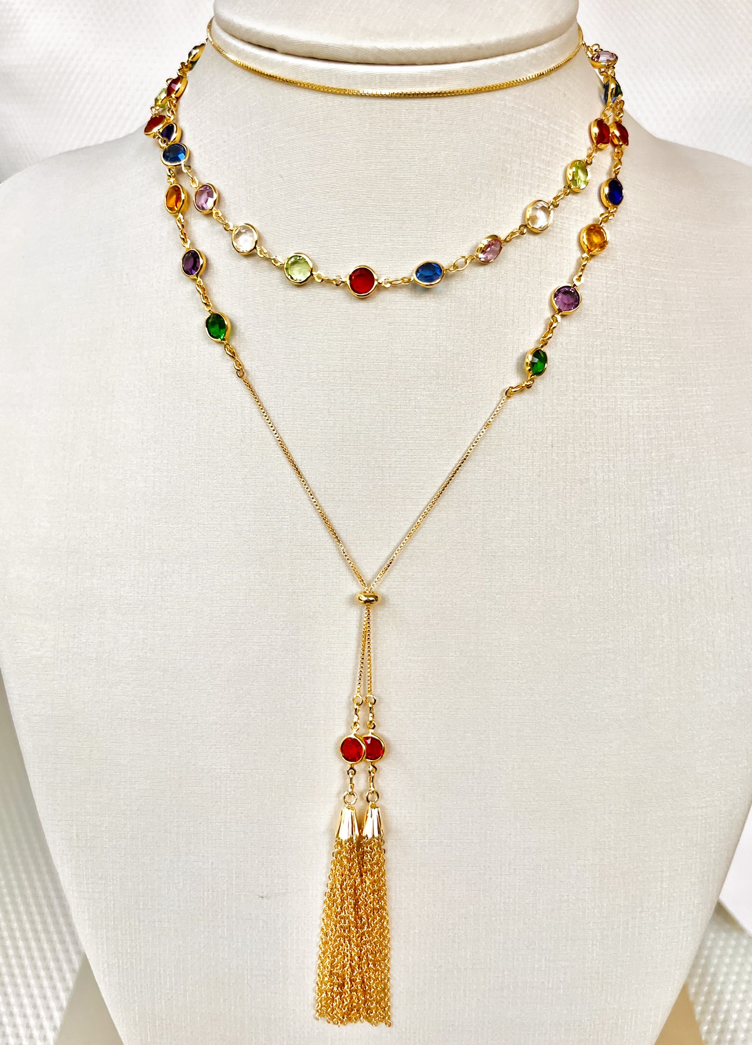 Colar dourado com pedras coloridas