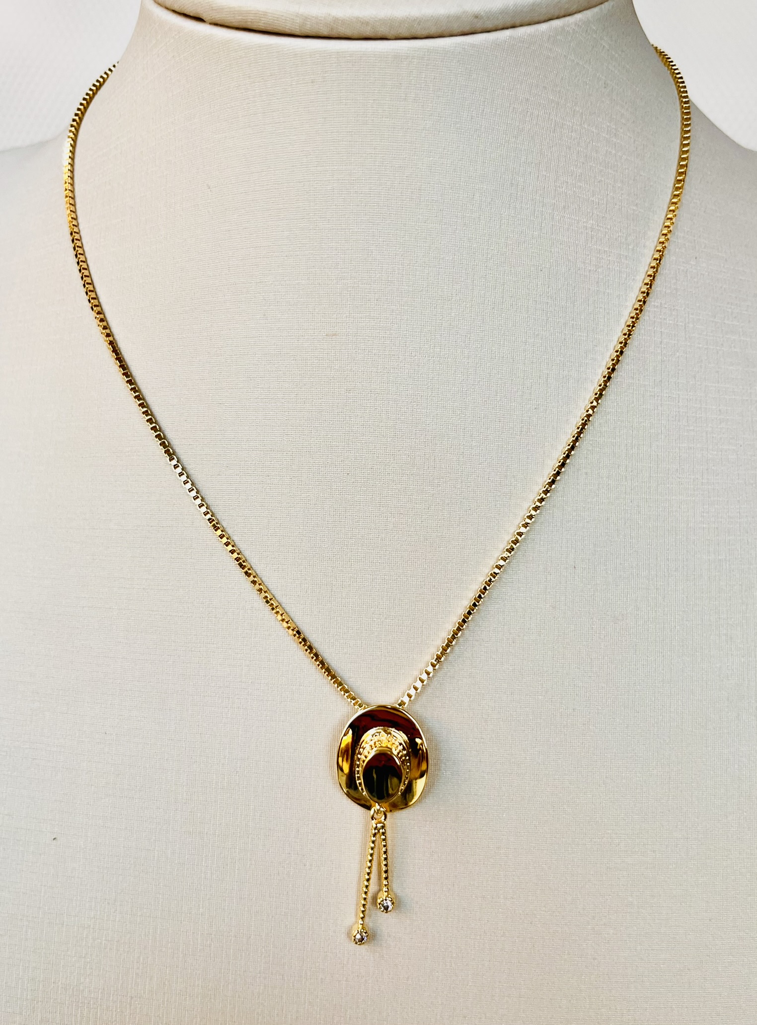 Colar dourado elegante