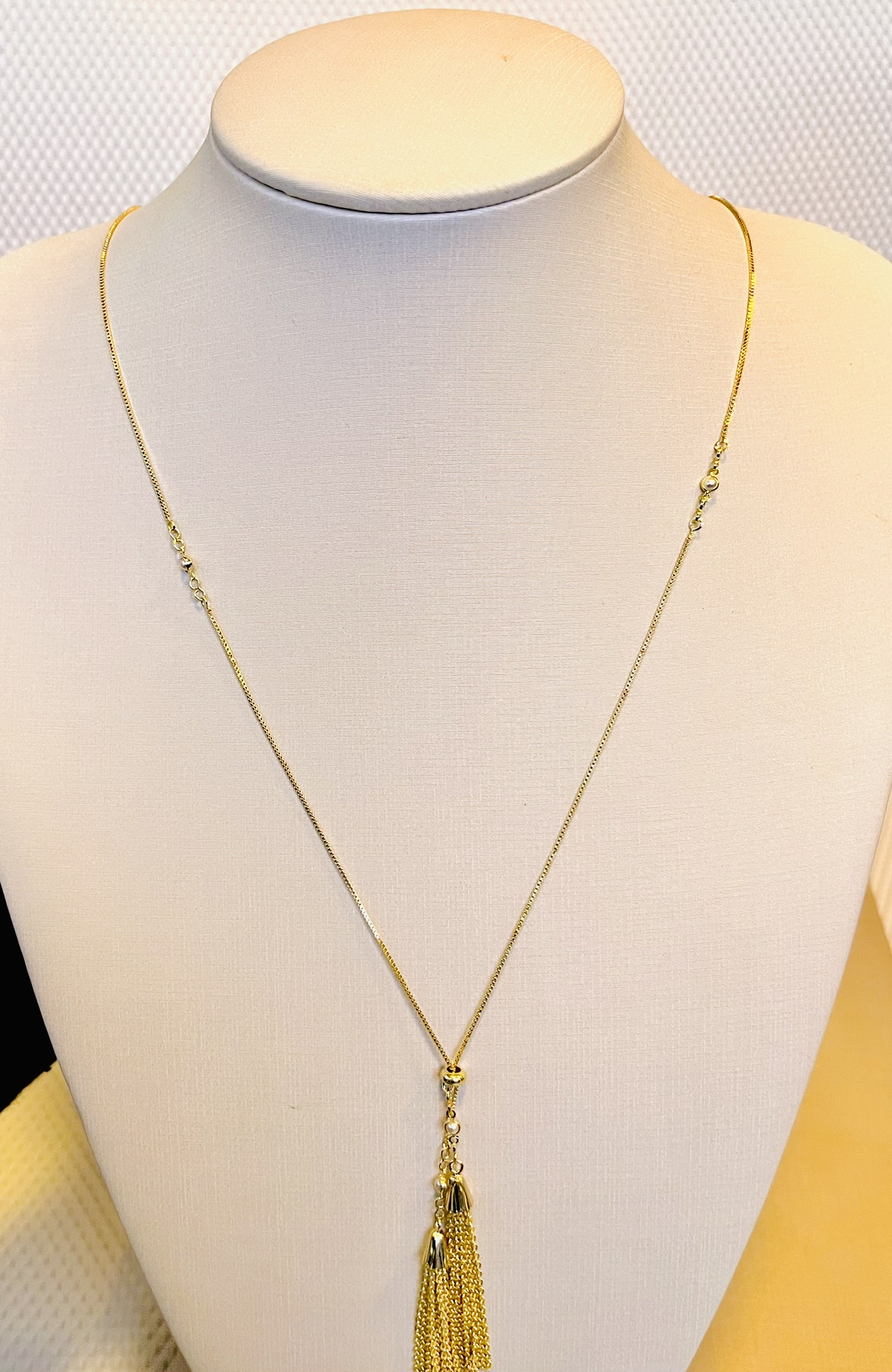 Colar dourado elegante