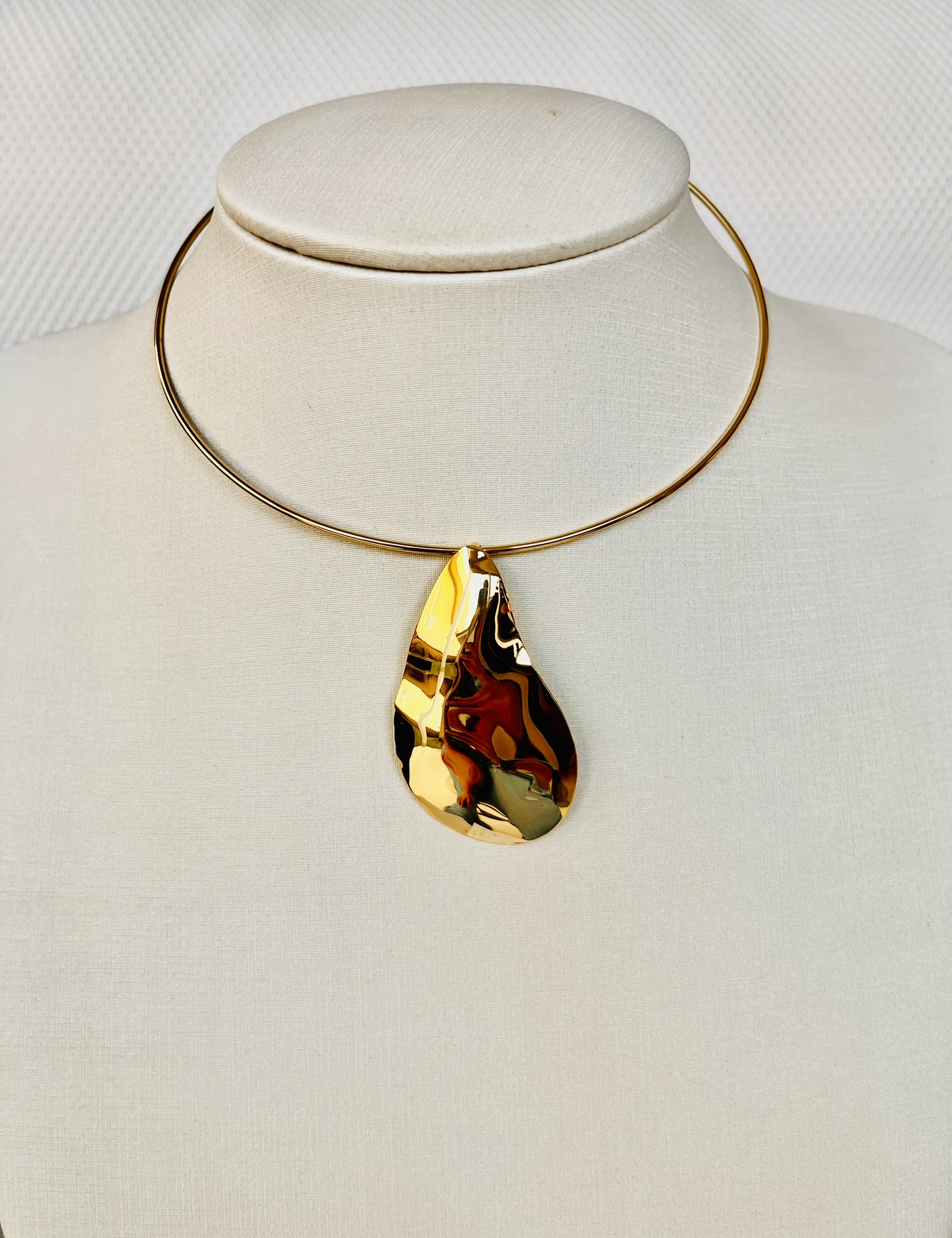 Colar Dourado Moderno