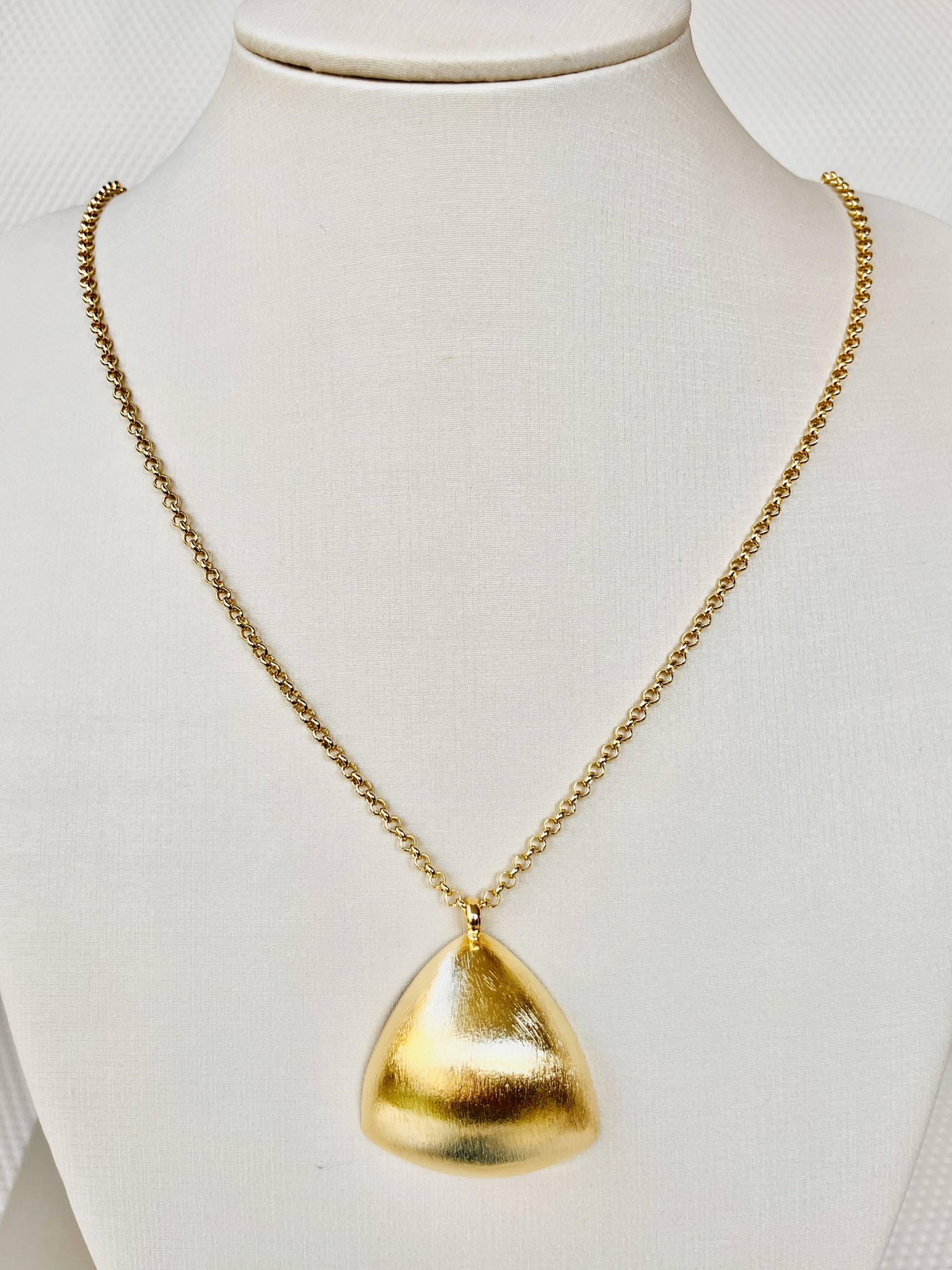 Colar dourado elegante