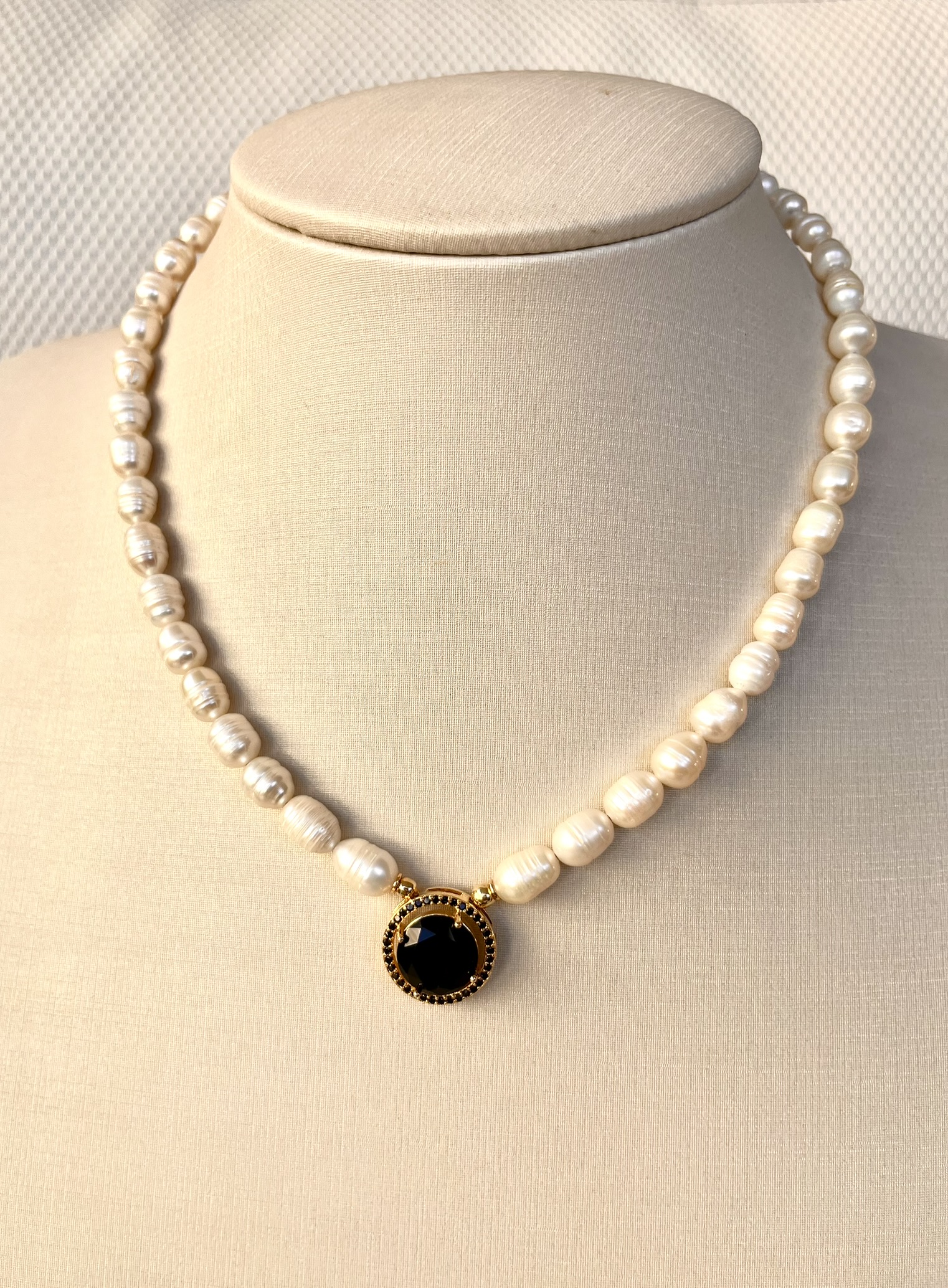 Colar de Pérolas Barrocas Naturais com Pingente Banhado a Ouro 18K