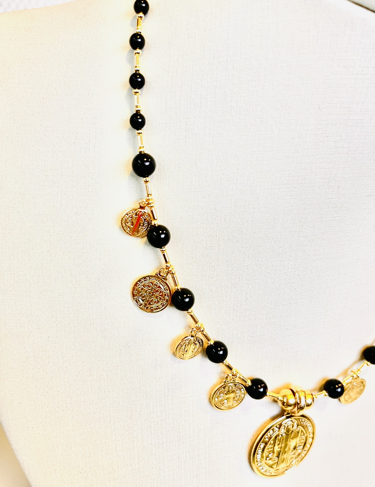 Kit 2 Colares Exclusivos Banhados a Ouro 18k com Pedra Preta Ônix 