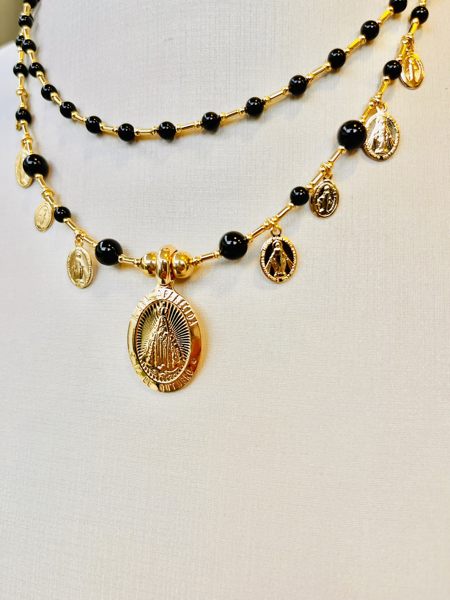 Kit 2 Colares Exclusivos Banhados a Ouro 18k com Pedra Preta Ônix 