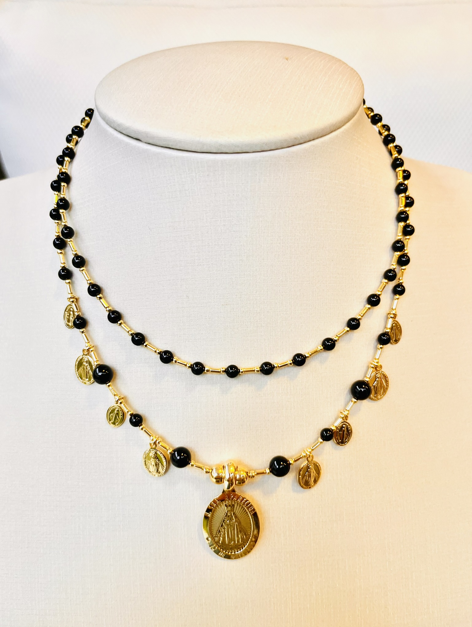 Kit 2 Colares Exclusivos Banhados a Ouro 18k com Pedra Preta Ônix