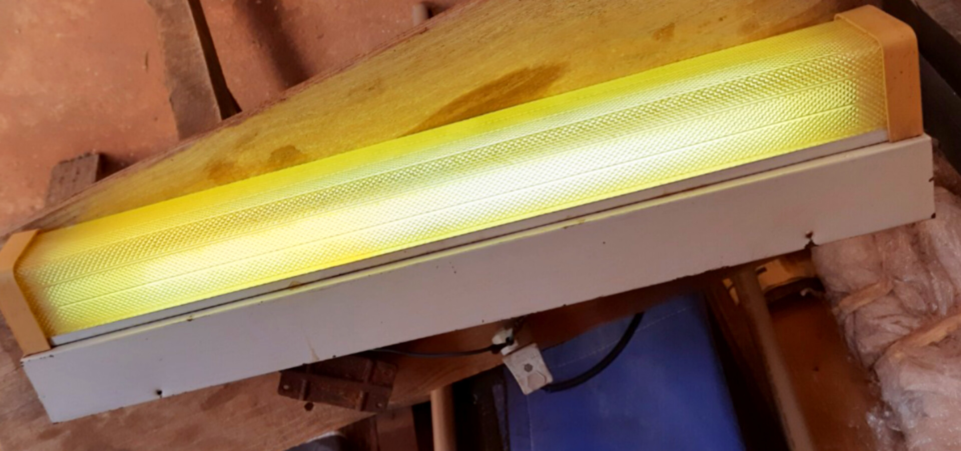 Luminária fluorescente de teto anos 1982