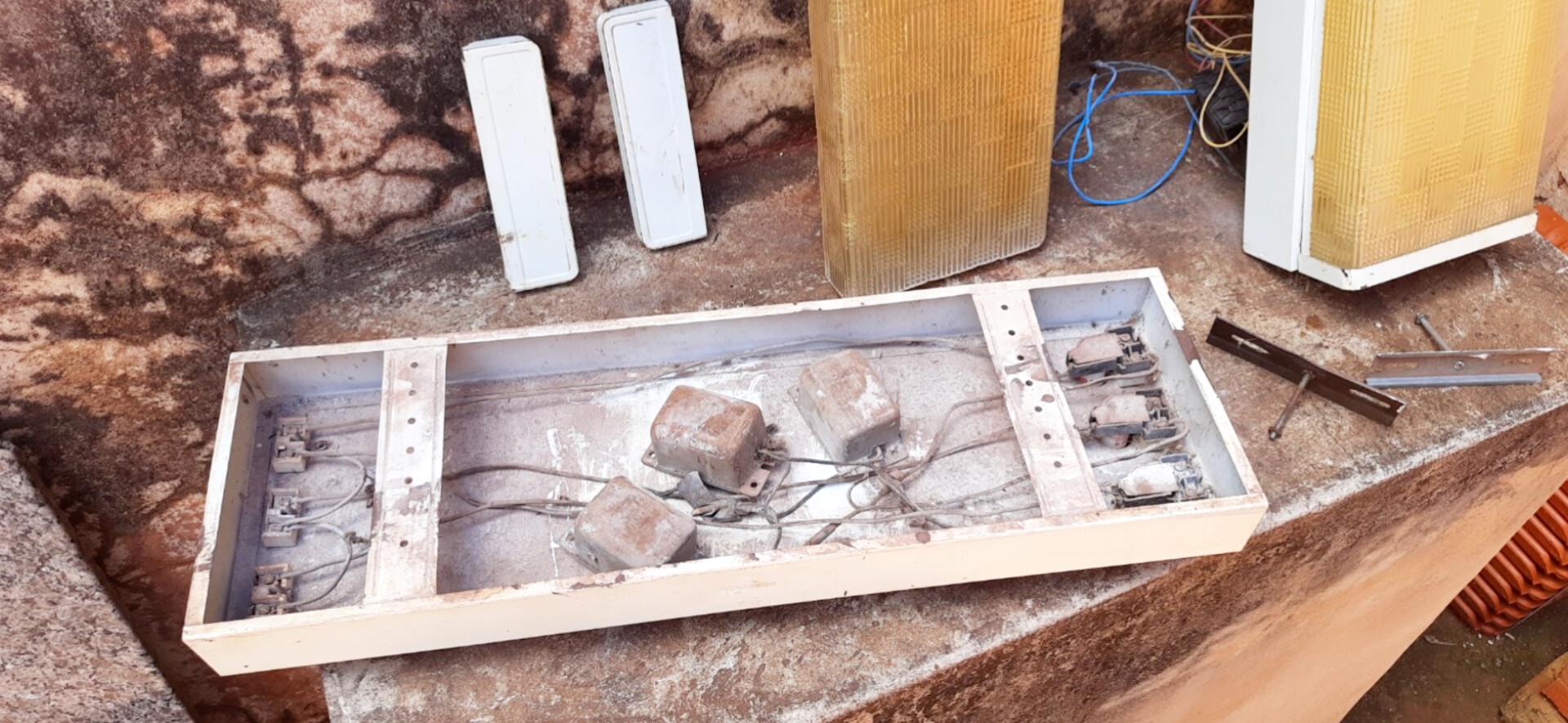 Luminária fluorescente de teto anos 1982