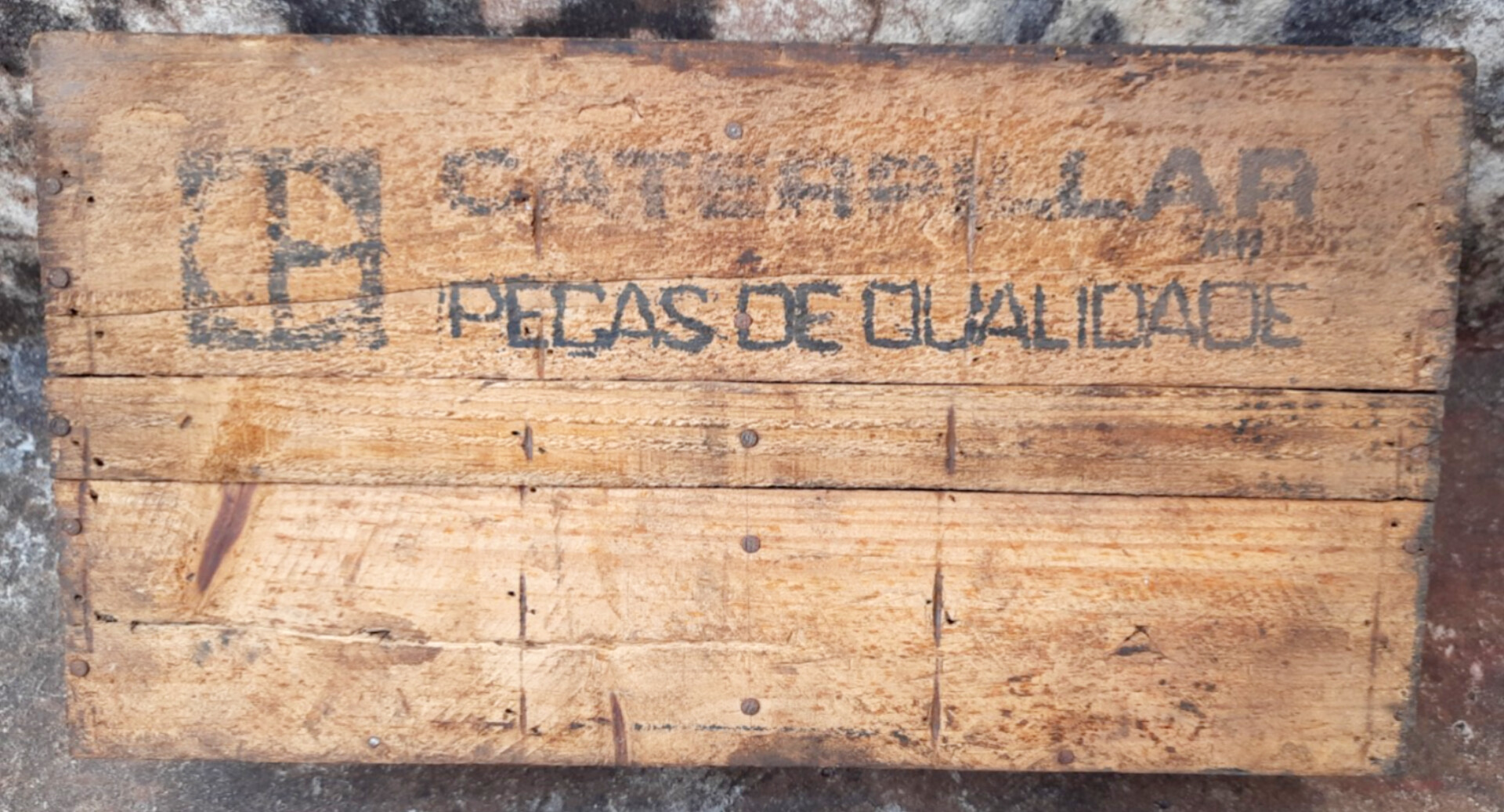 Caixa de madeira Caterpillar 1970