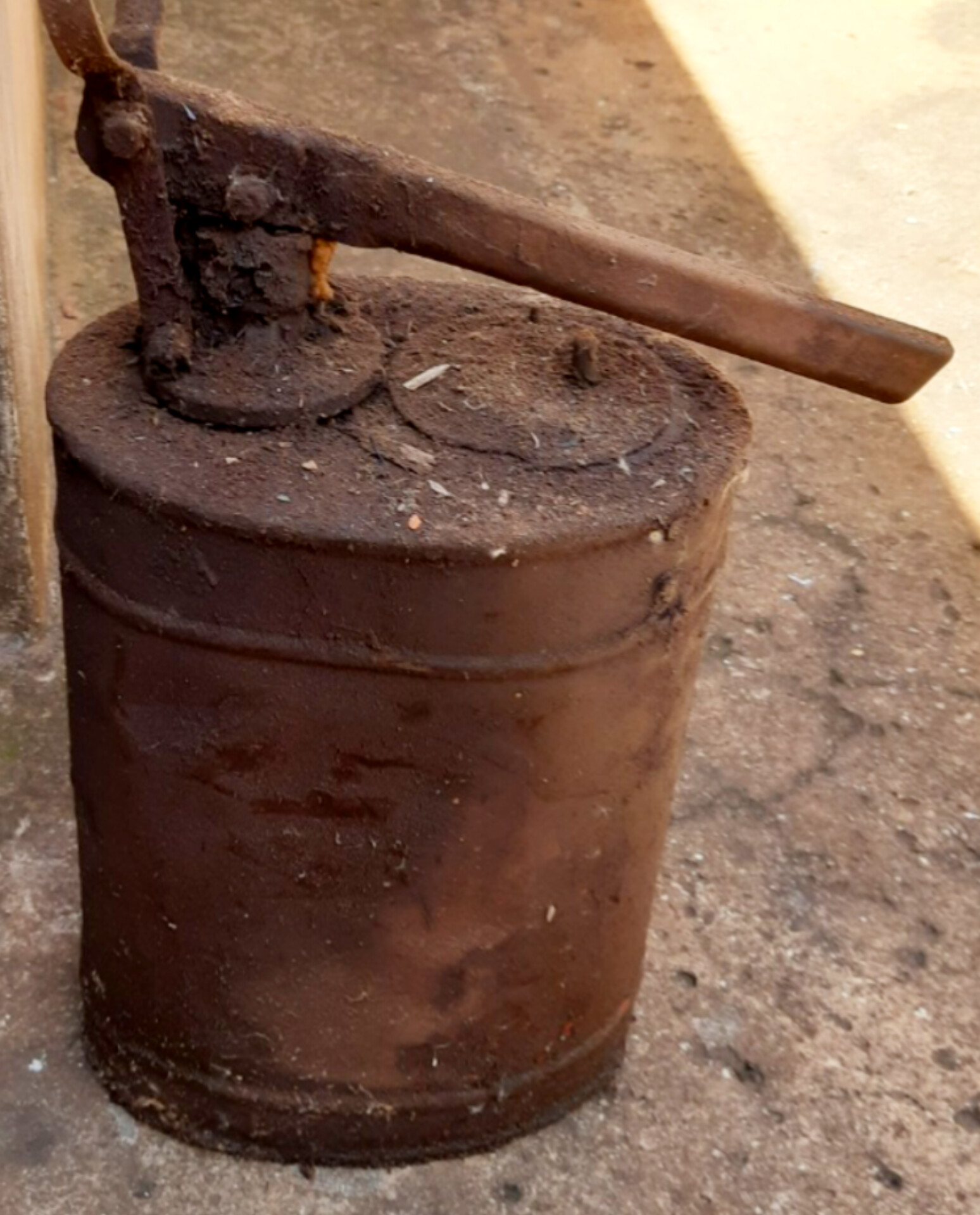 Bomba antiga engraxadeira dos anos 1960