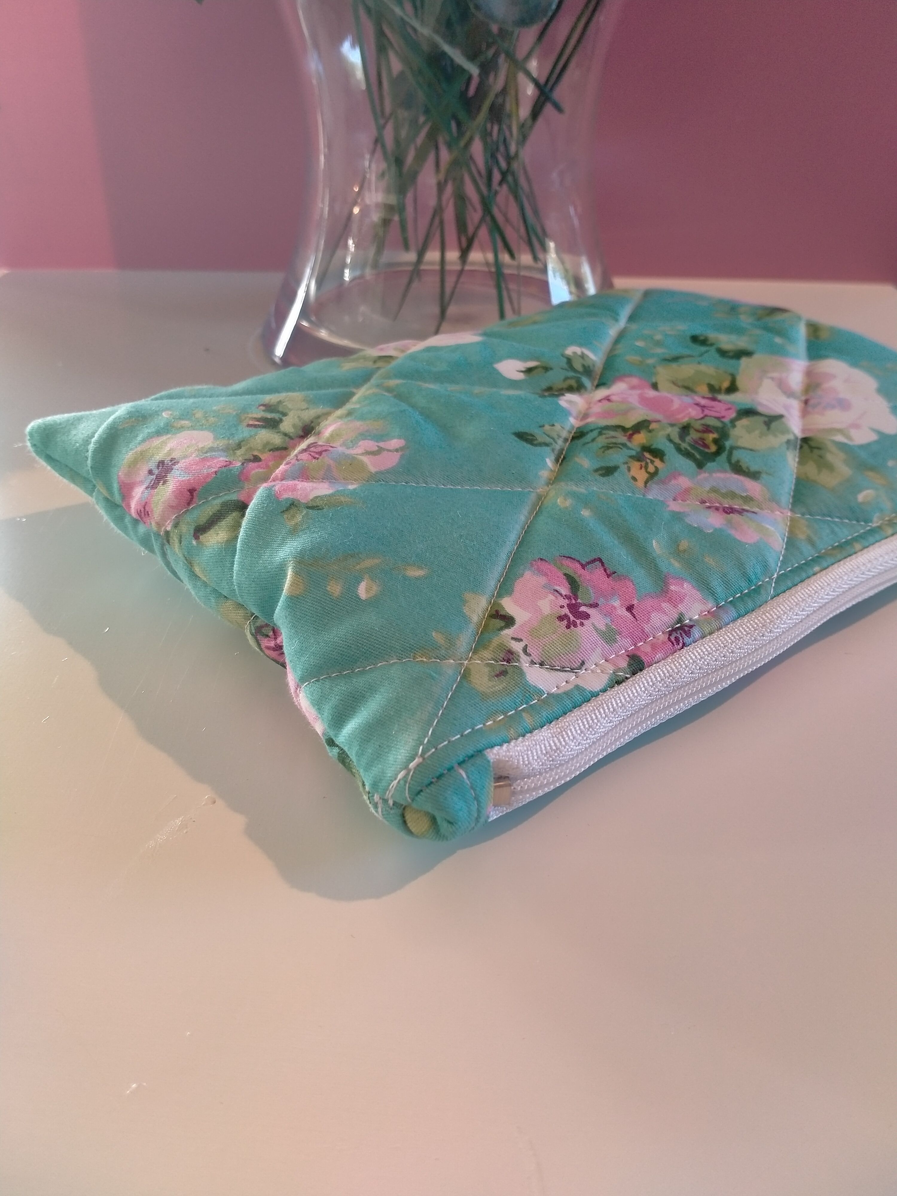 Quilt style makeup bag - Green with large roses