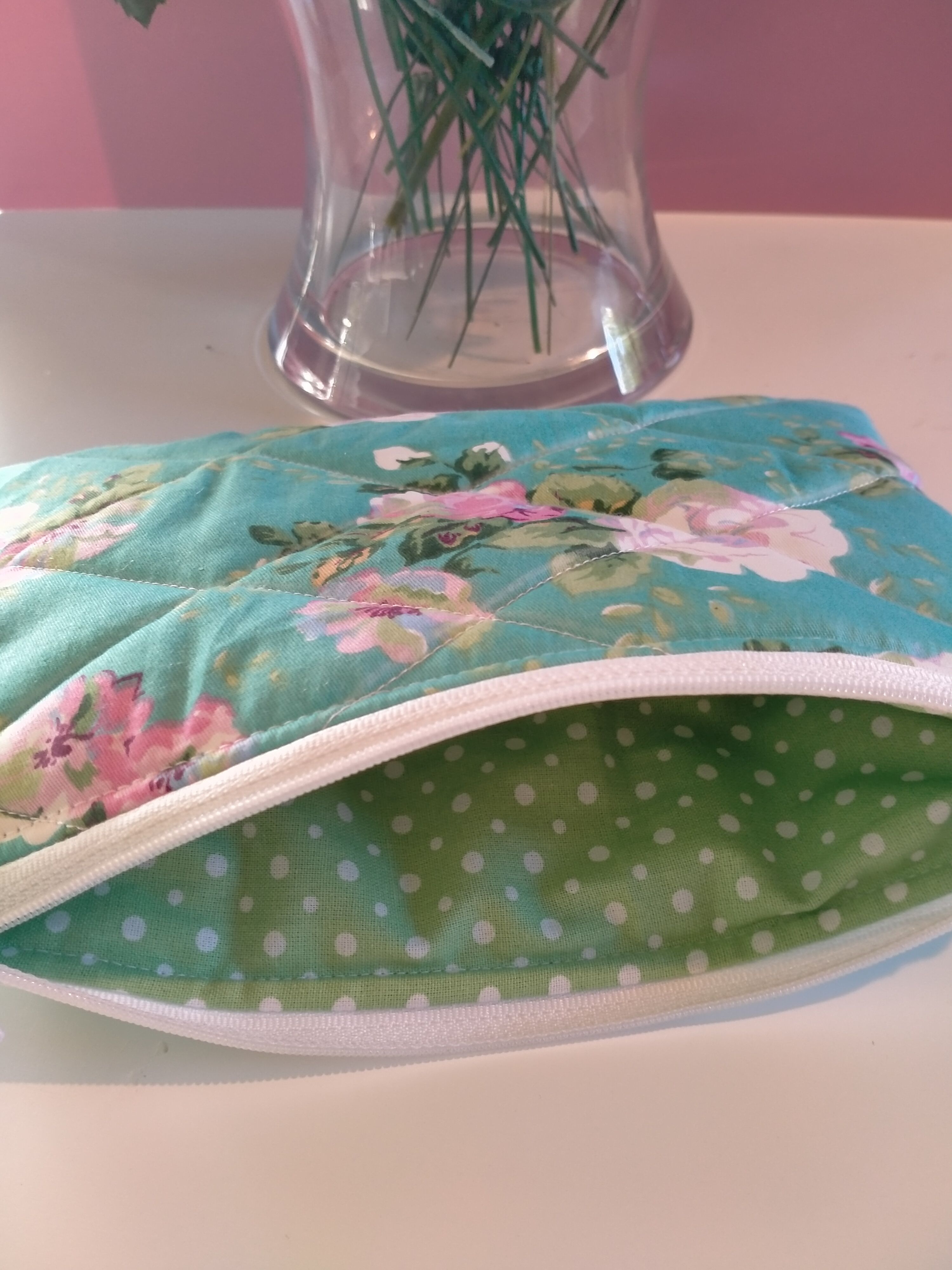 Quilt style makeup bag - Green with large roses