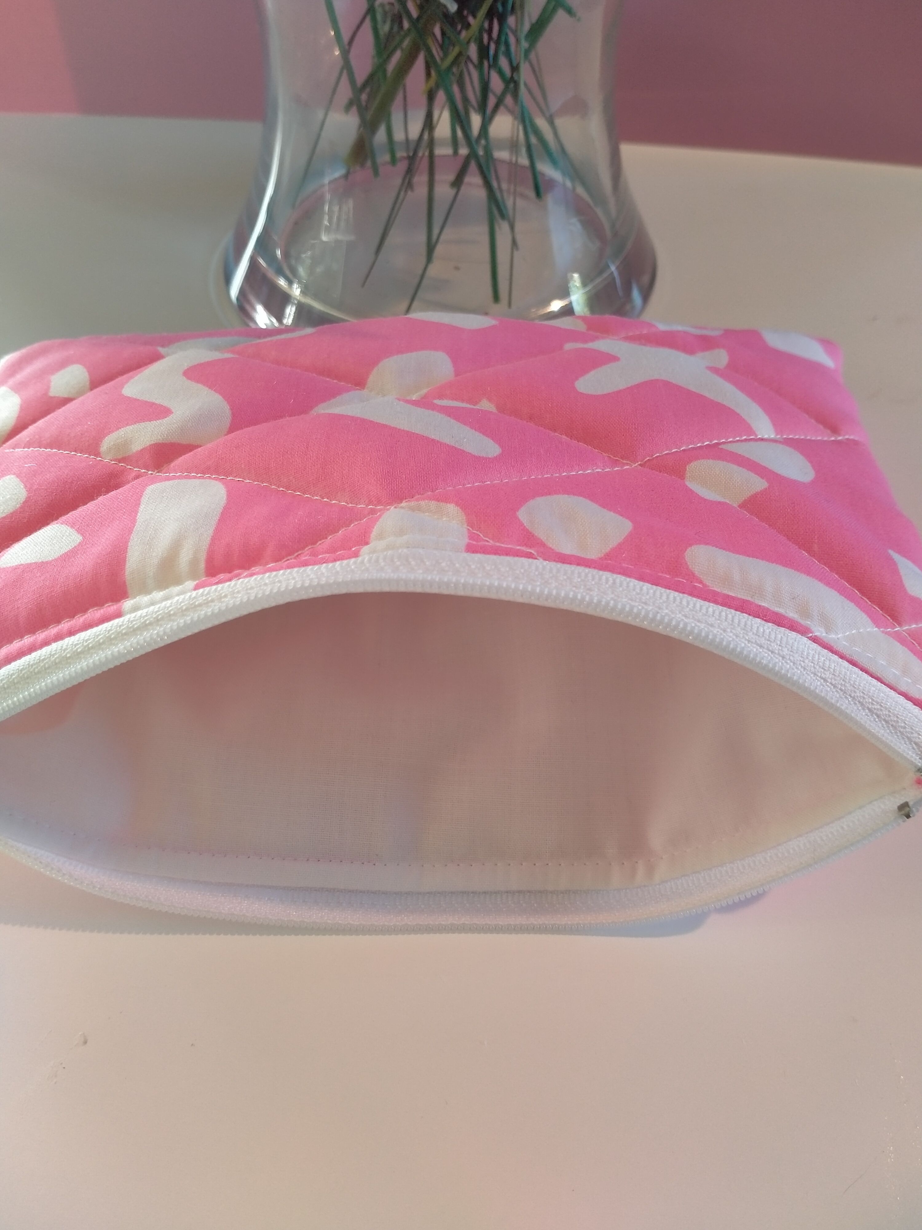 Quilt style makeup bag - Pink and white