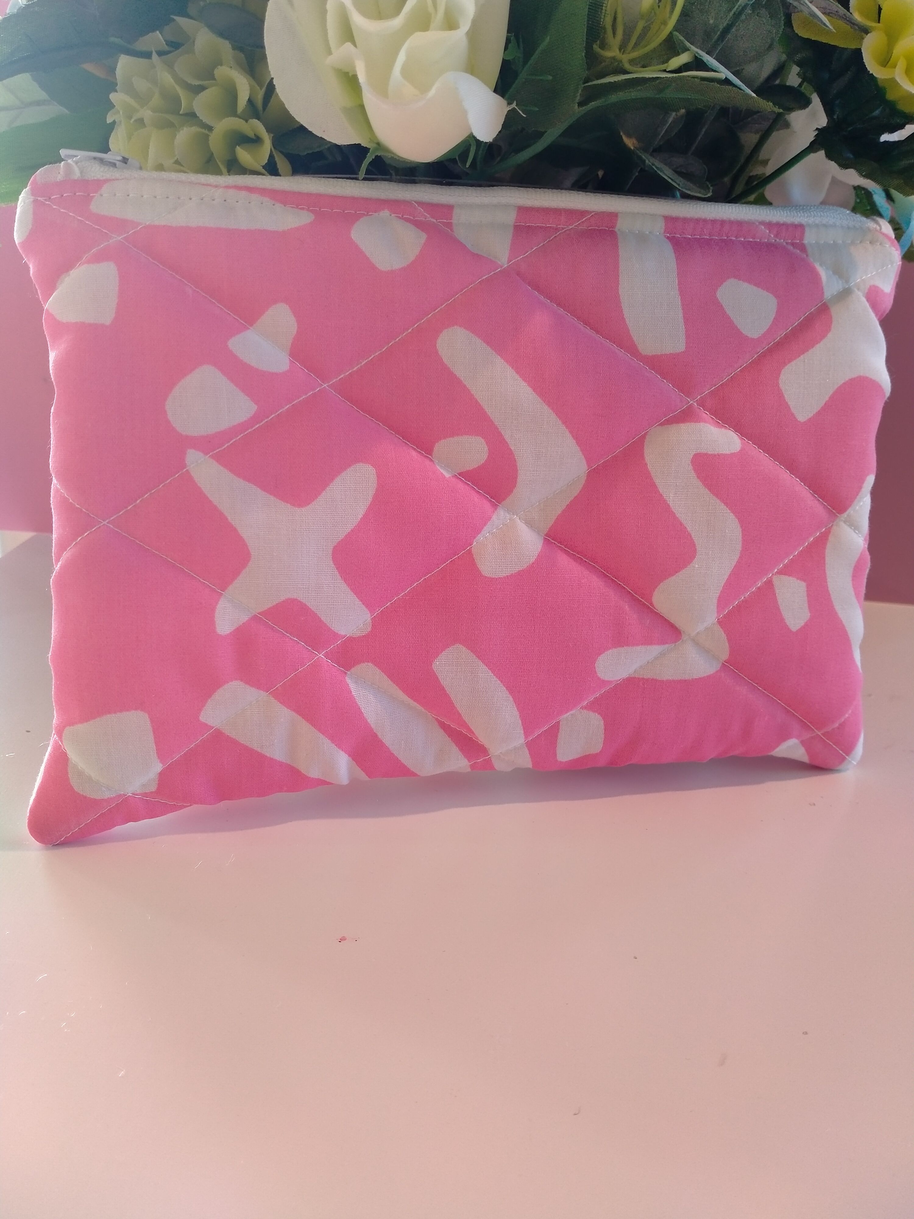Quilt style makeup bag - Pink and white