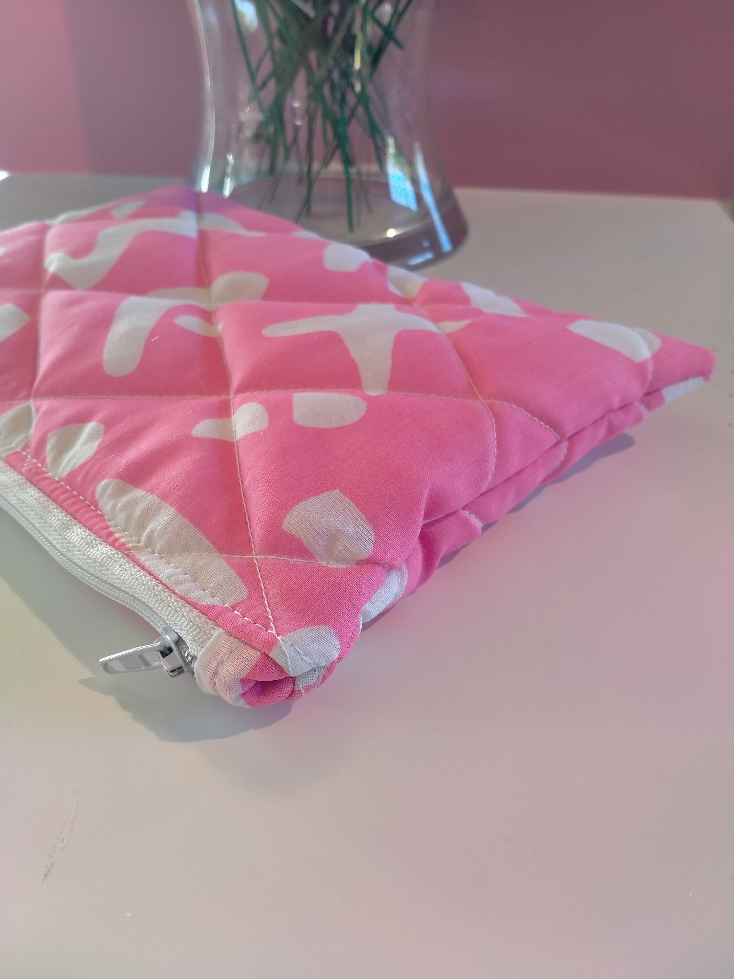 Quilt style makeup bag - Pink and white