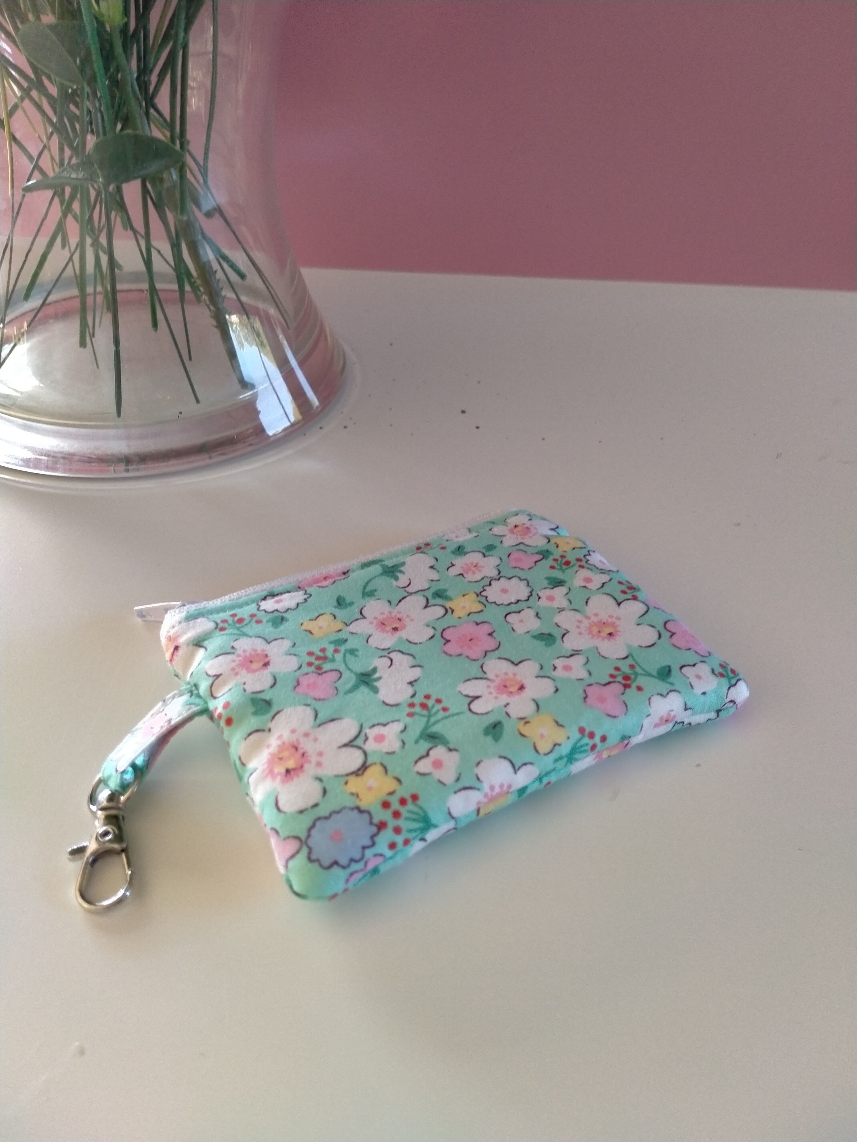Wallet - green with daisy flowers