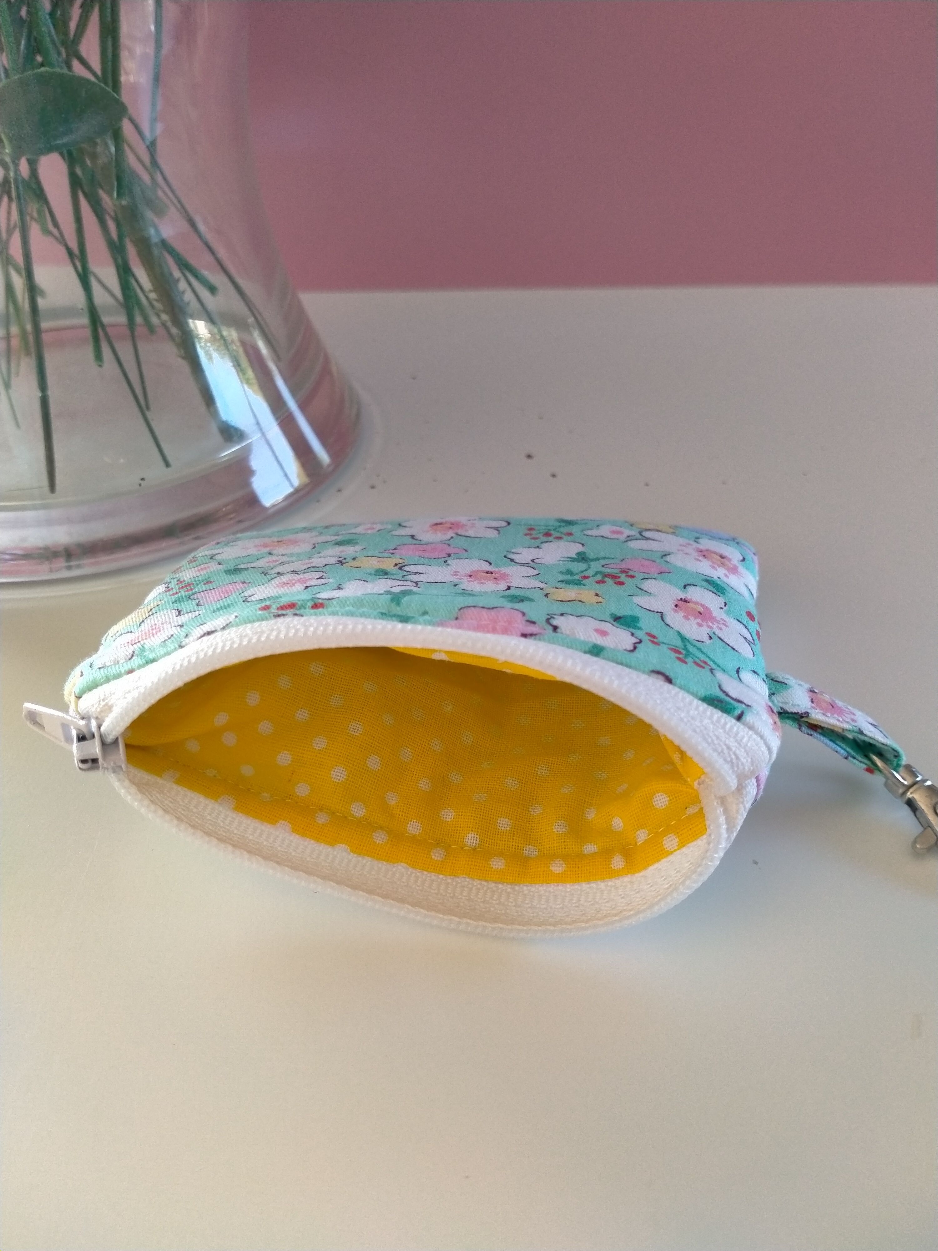 Wallet - green with daisy flowers