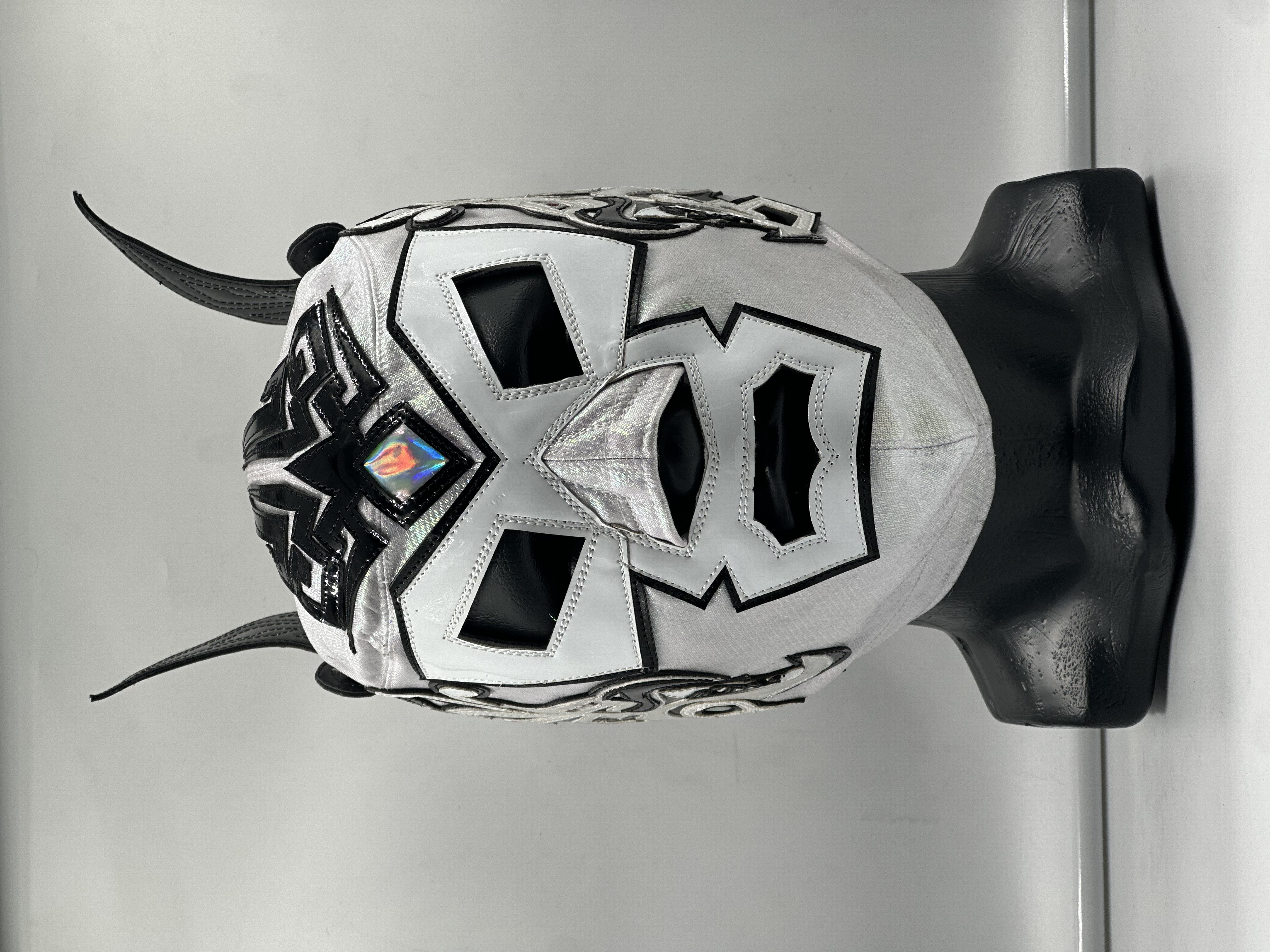 MÁSCARA PROFESIONAL EDICIÓN TRIPLEMANIA XXXIII BLANCA/NEGRO