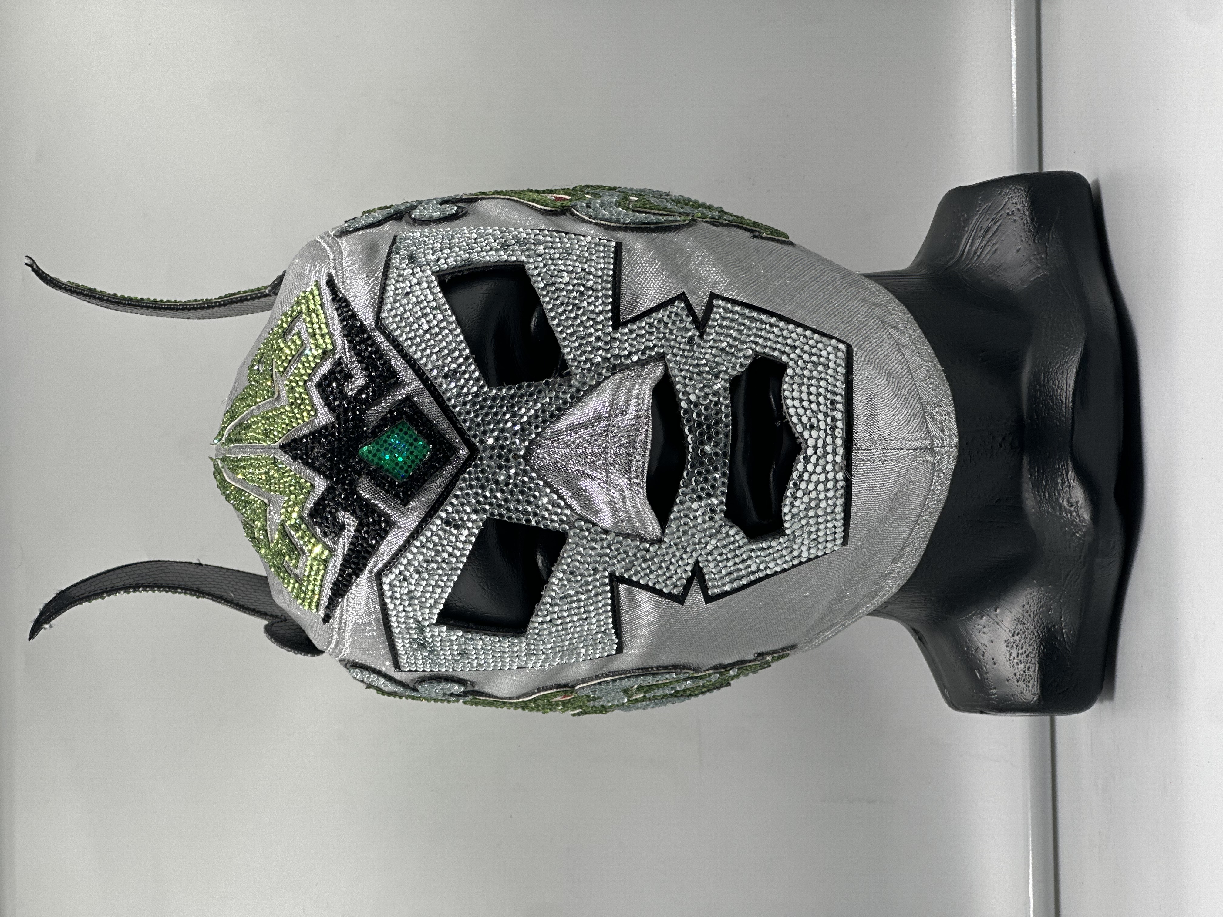 MÁSCARA PROFESIONAL PEDRERÍA EDICIÓN TRIPLEMANIA XXXIII PLATEADA/VERDE