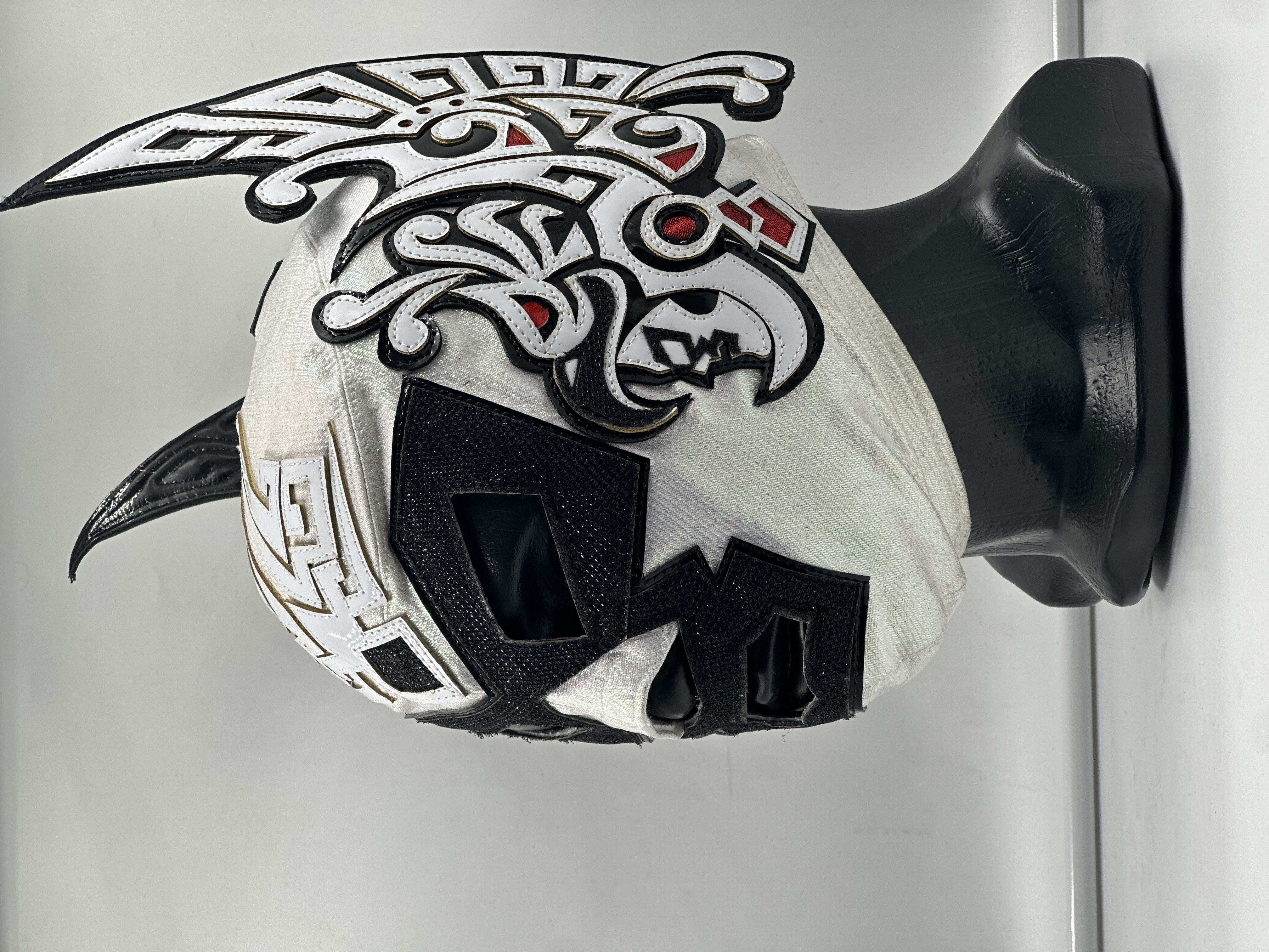 MÁSCARA PROFESIONAL EDICIÓN TRIPLEMANIA XXXIII BLANCO/NEGRO