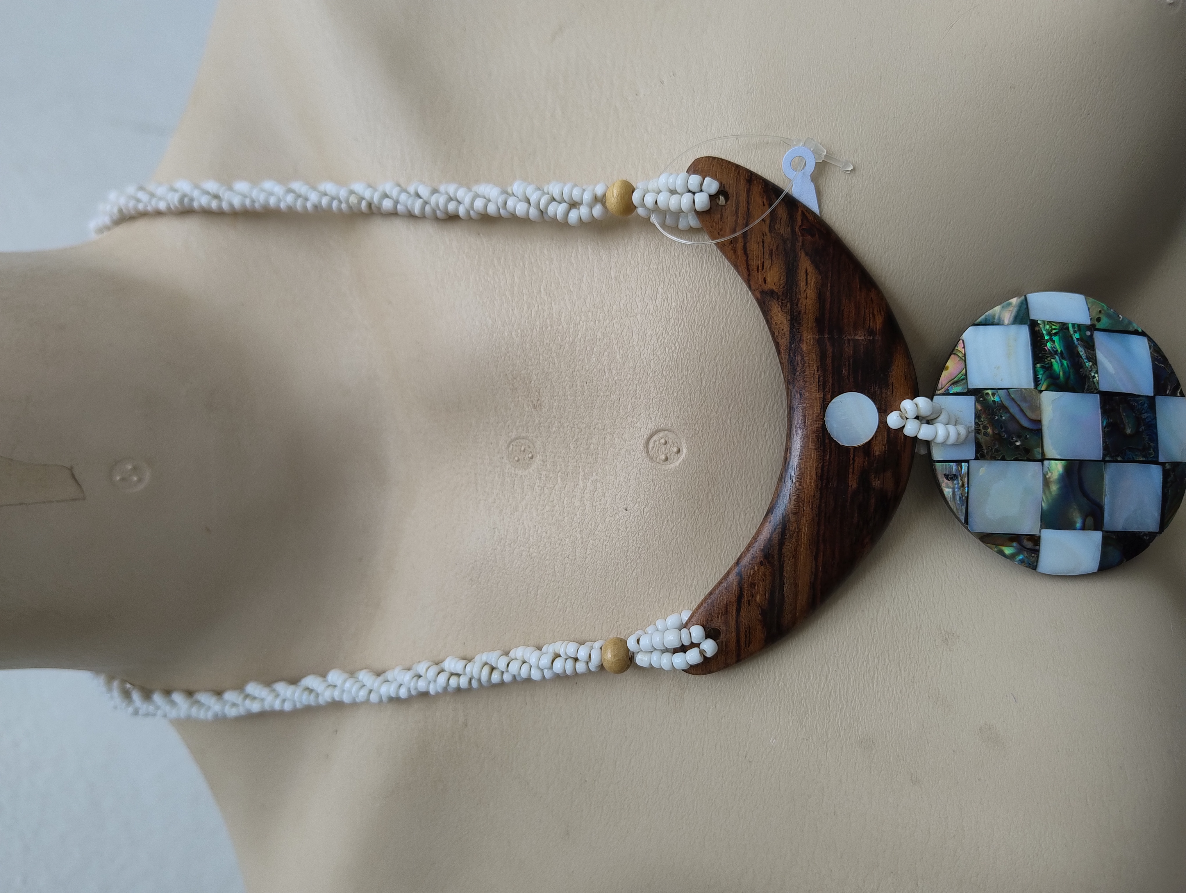 Colar com Pingente de Madeira e Madrepérola