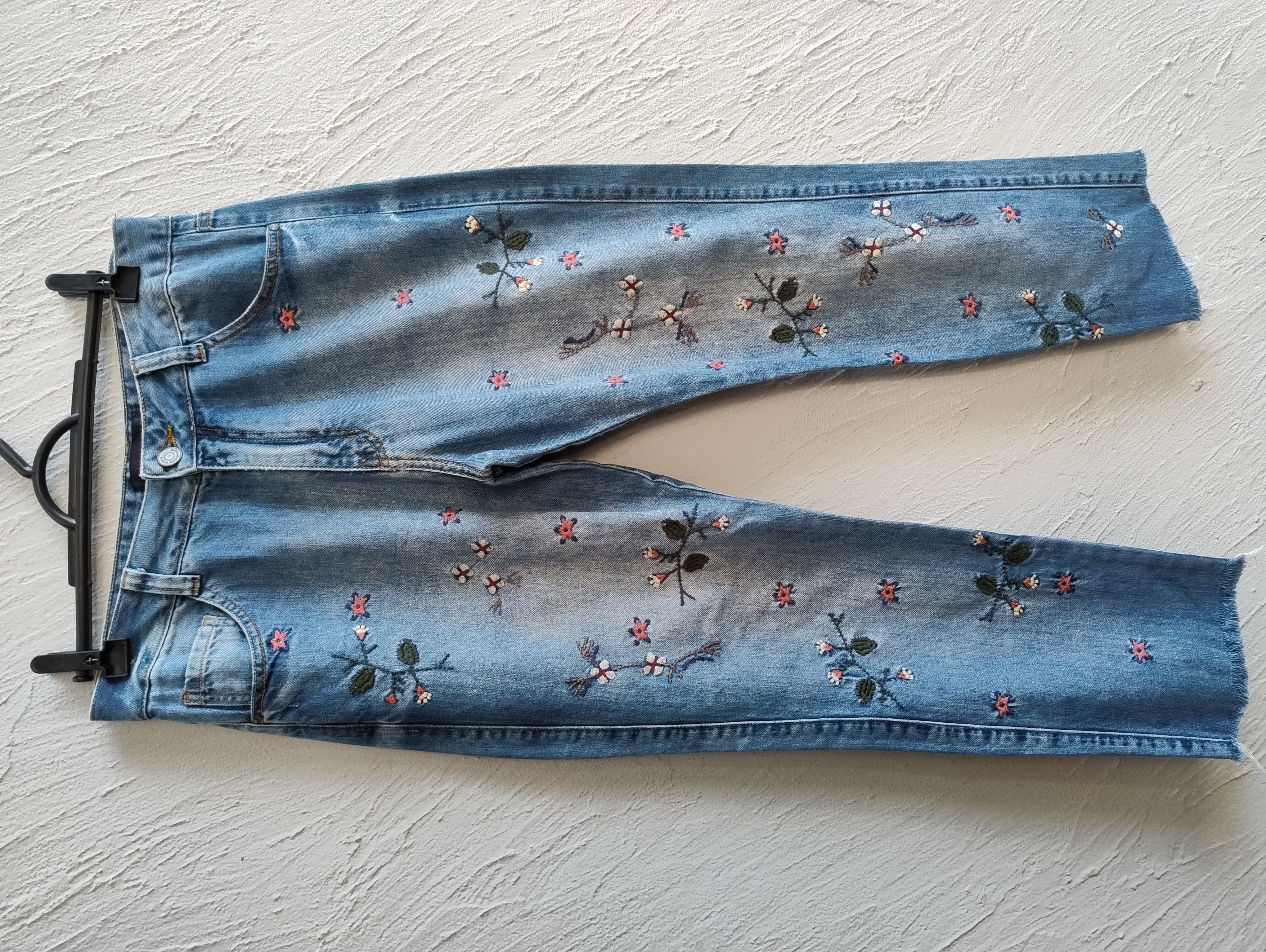 Calças jeans bordadas