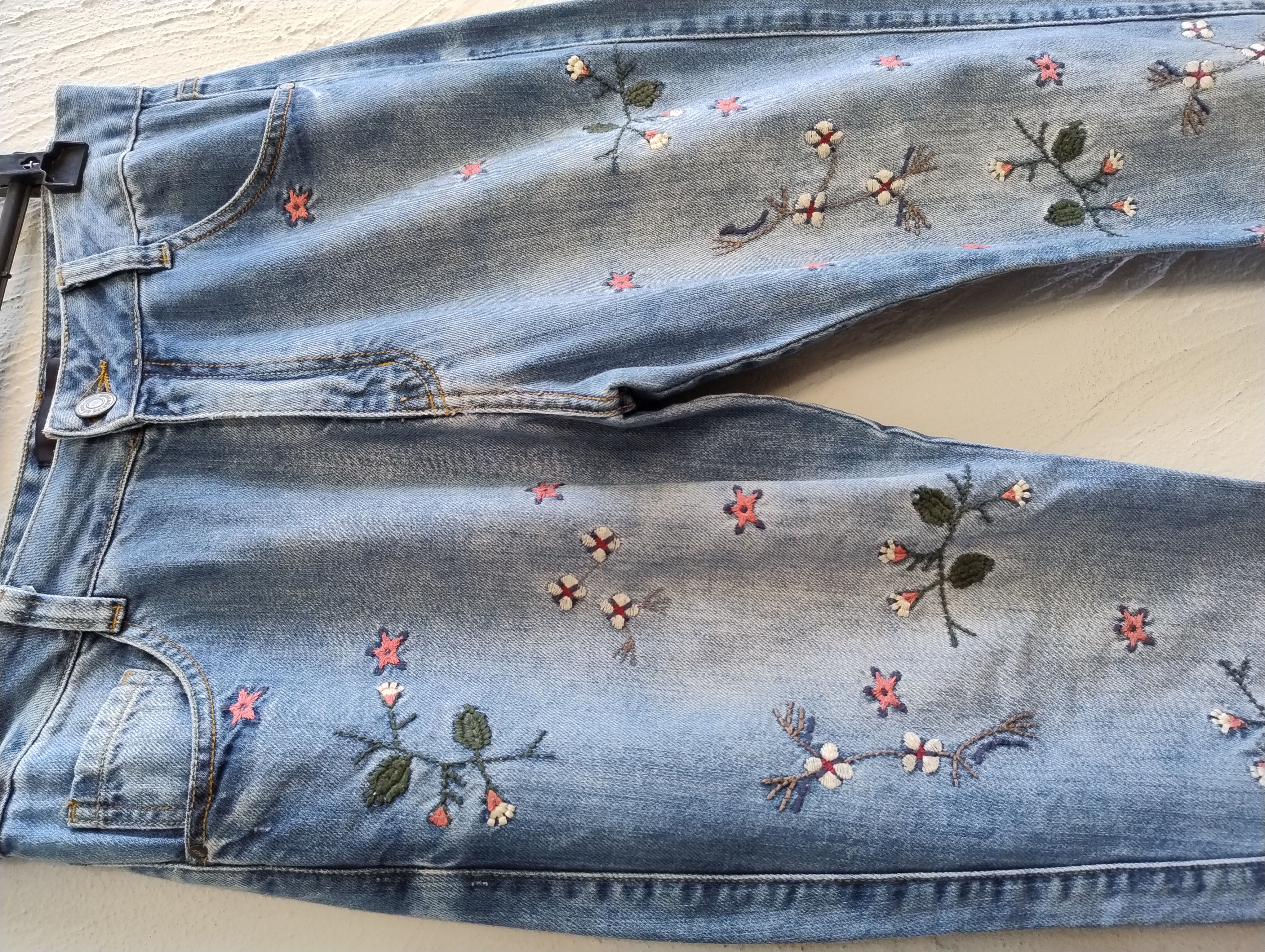 Calças jeans bordadas
