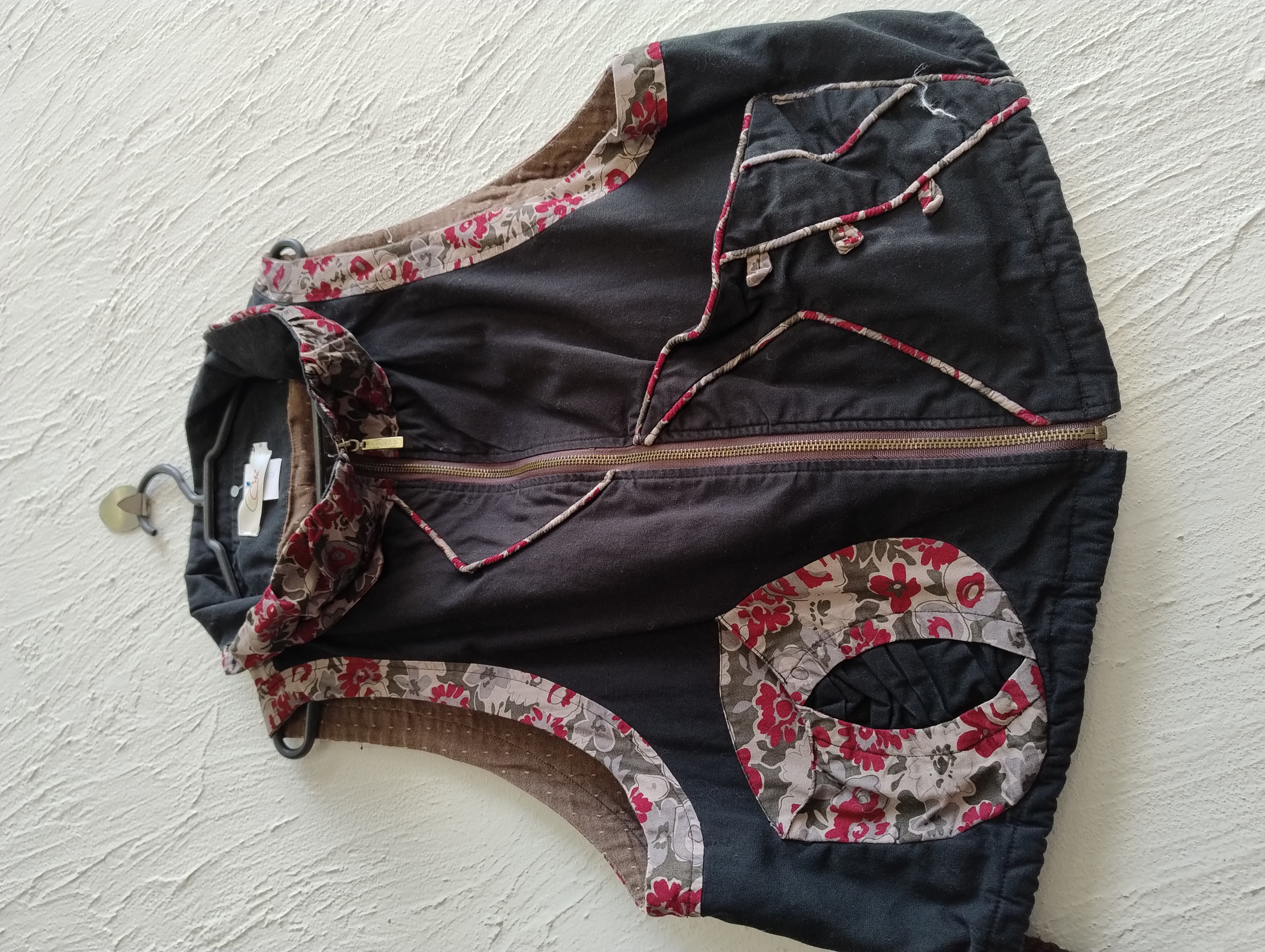 Colete feminino preto com detalhes florais - M