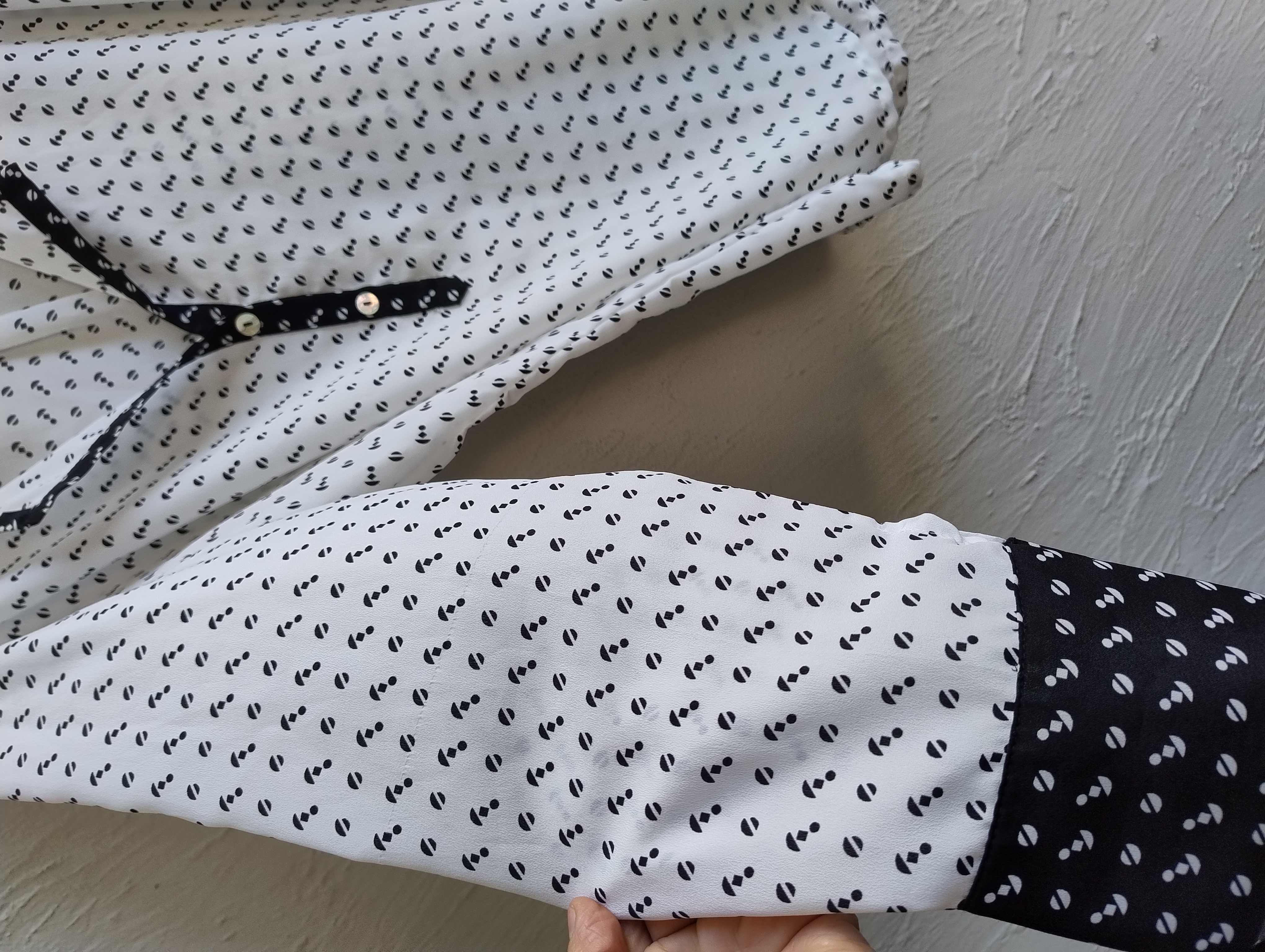 Blusa feminina branca com estampa de âncoras G