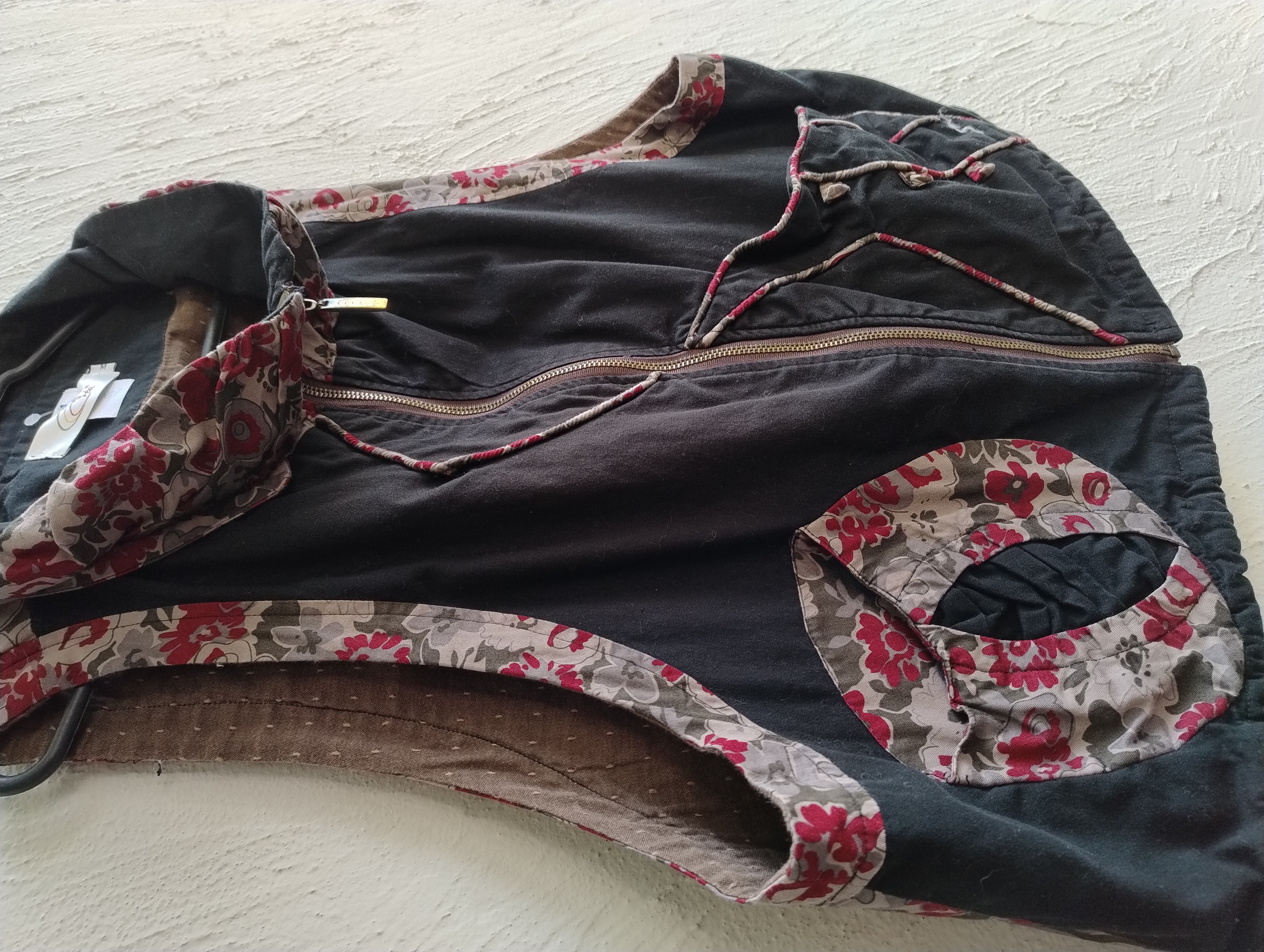 Colete feminino preto com detalhes florais - M