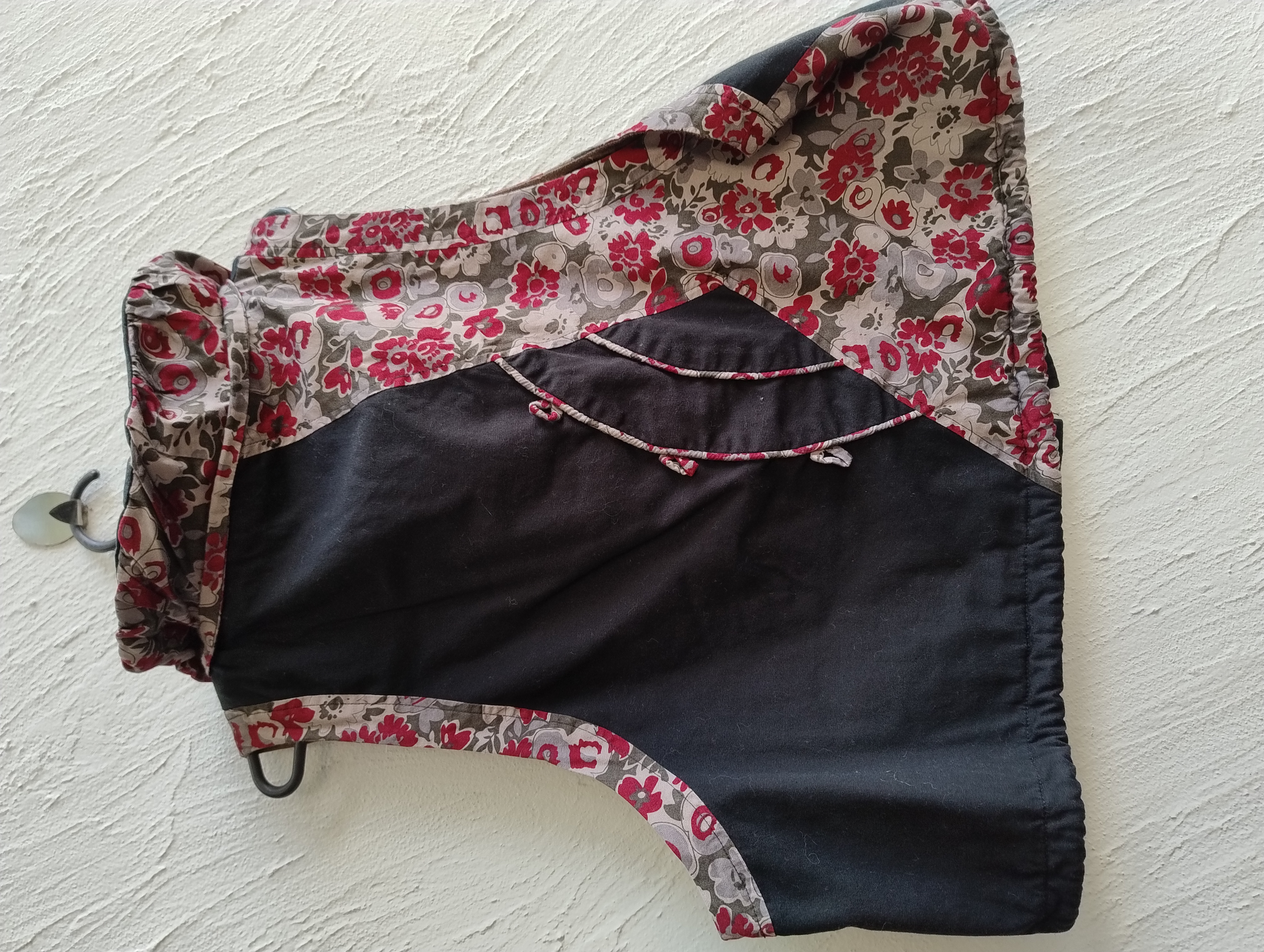 Colete feminino preto com detalhes florais - M