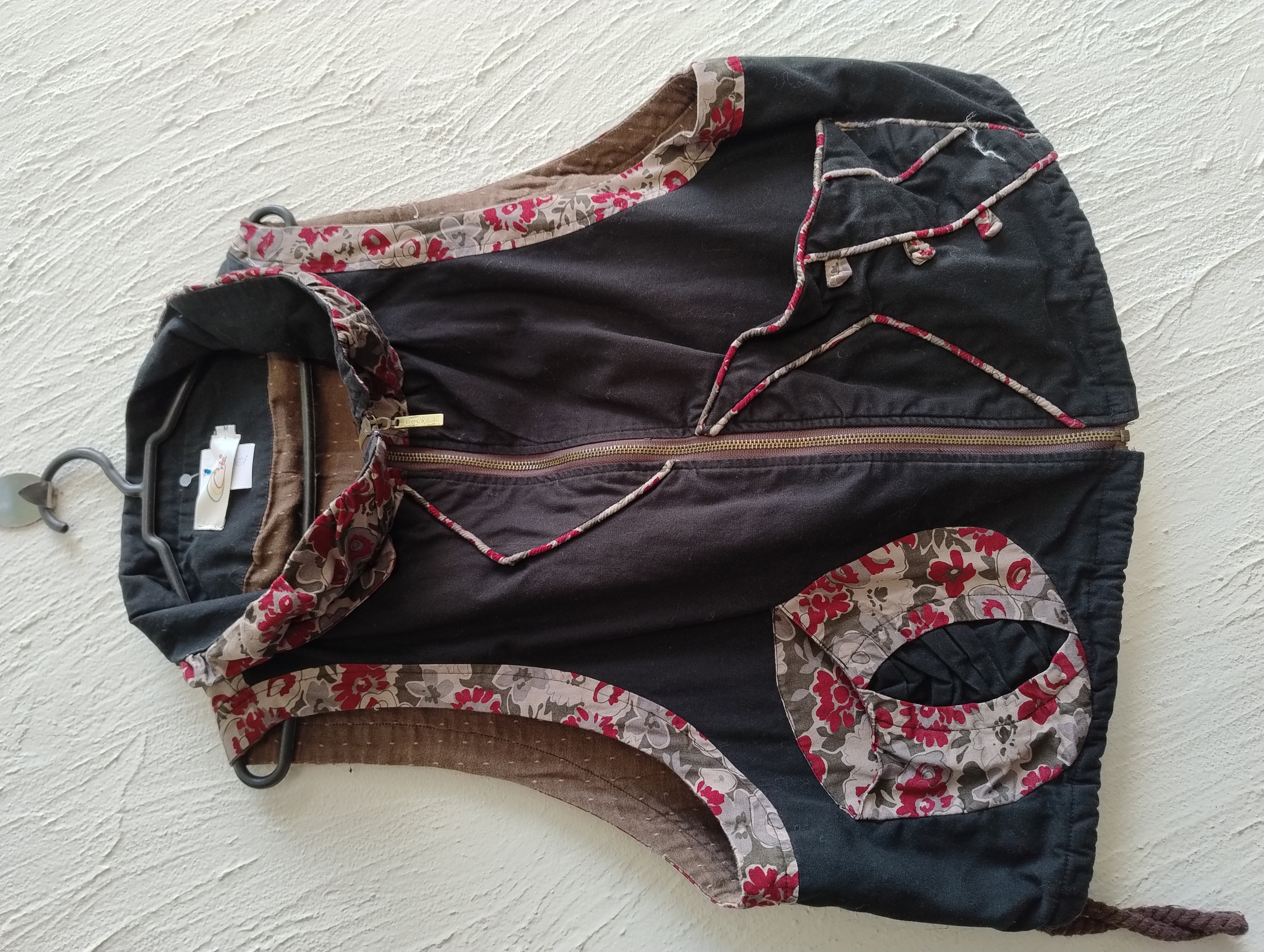 Colete feminino preto com detalhes florais - M