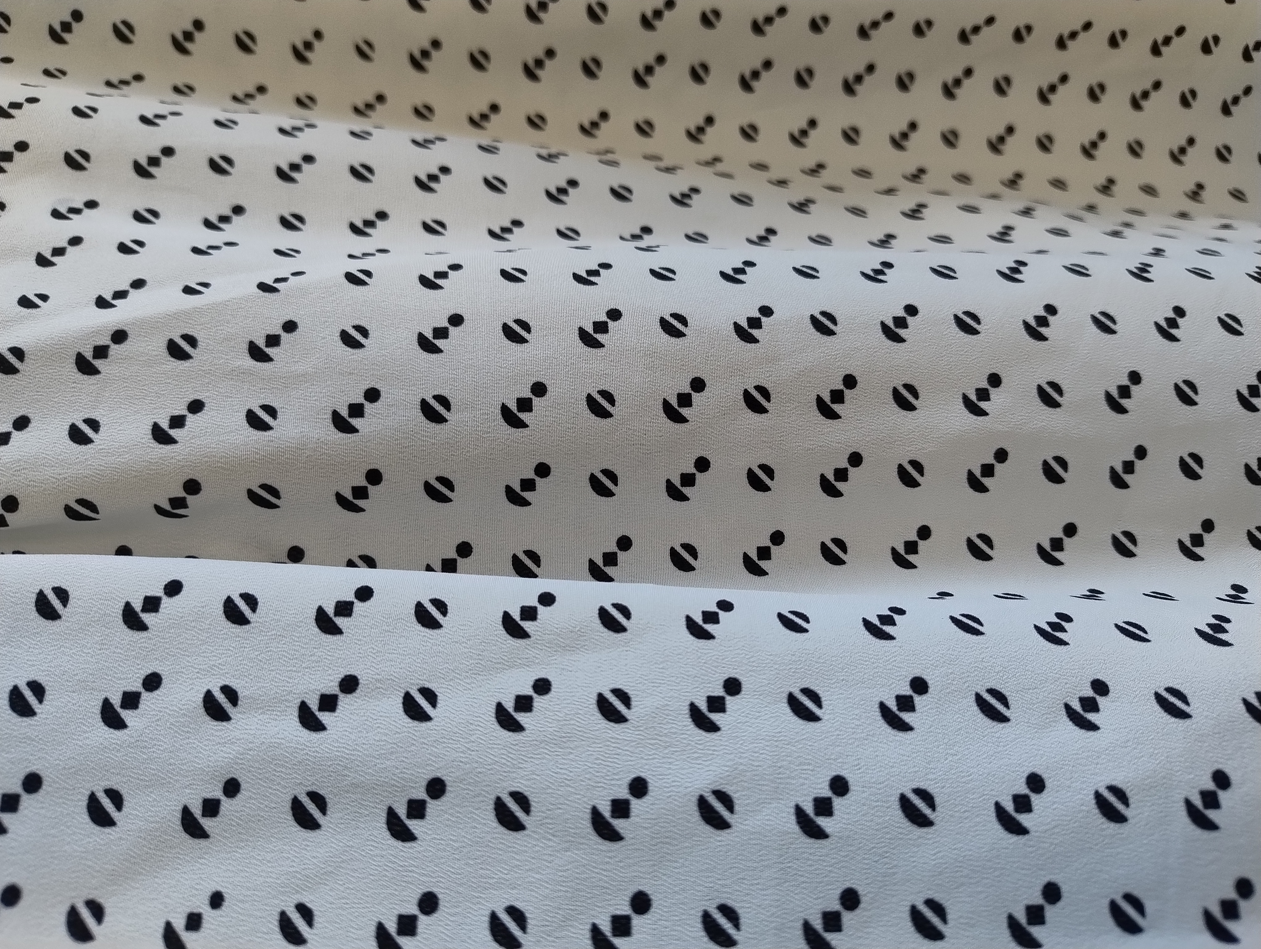 Blusa feminina branca com estampa de âncoras G