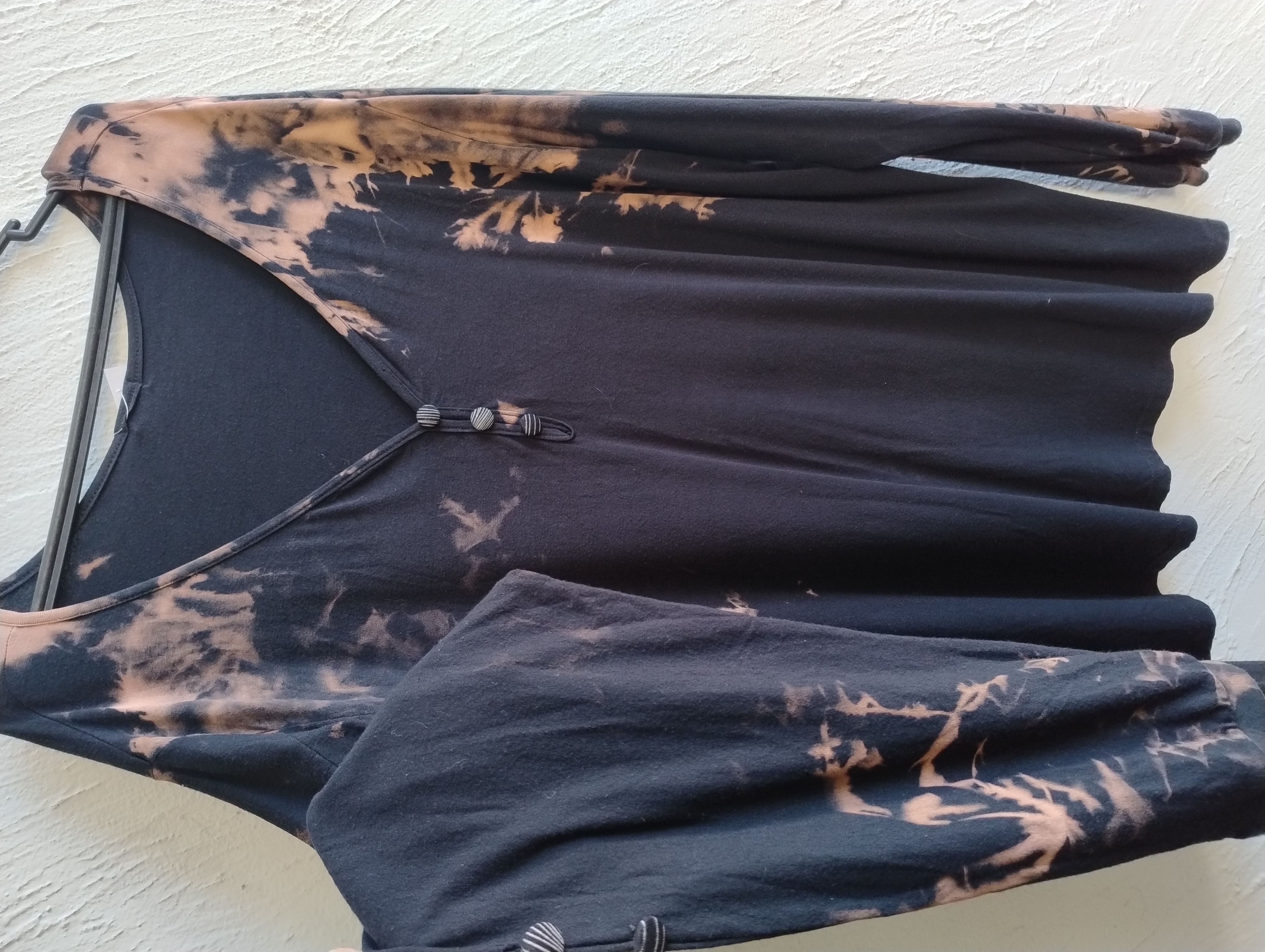 Blusa tie-dye preta e bege G