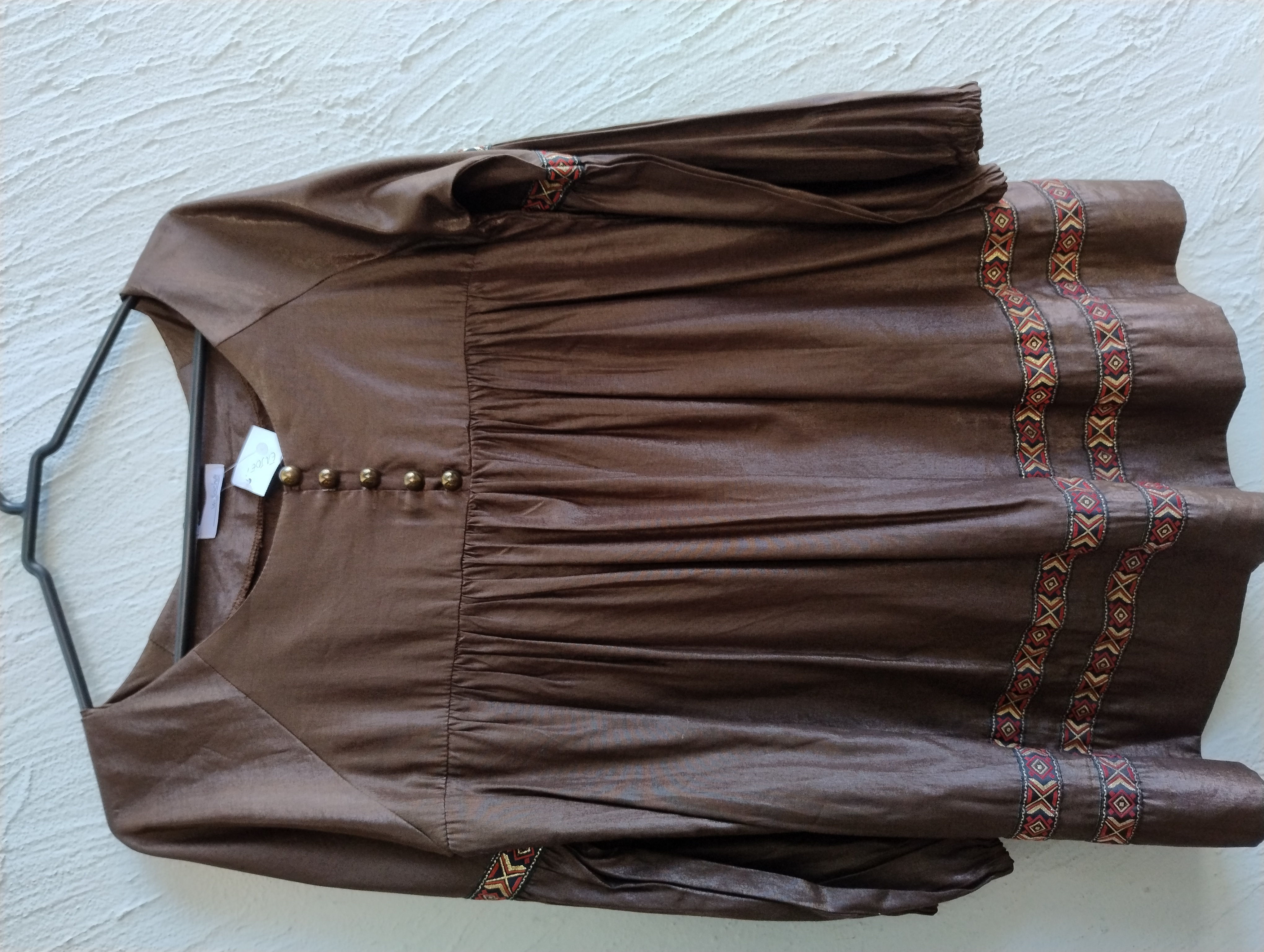 Bata marrom de manga longa, P