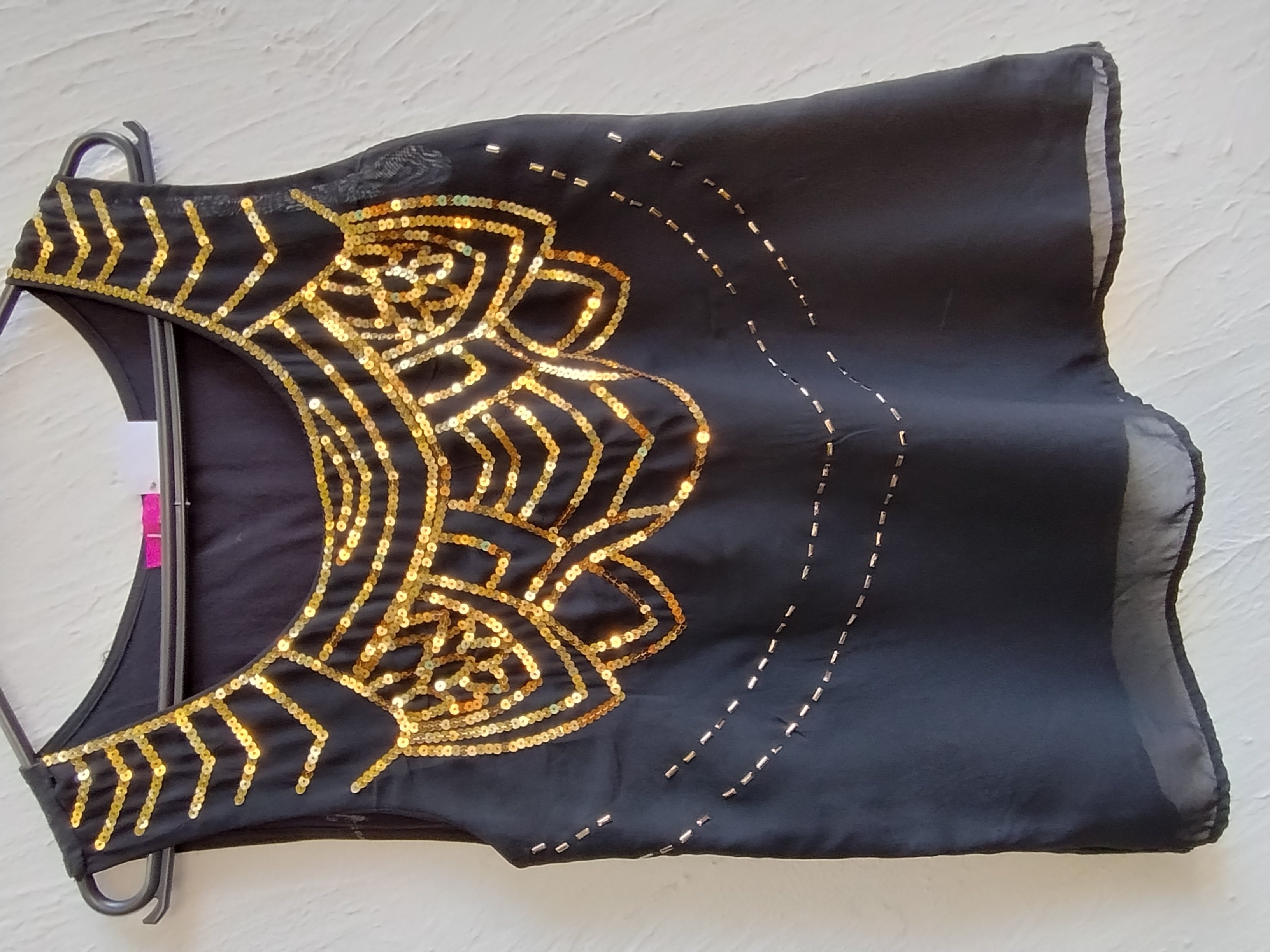 Blusa preta com lantejoulas douradas P