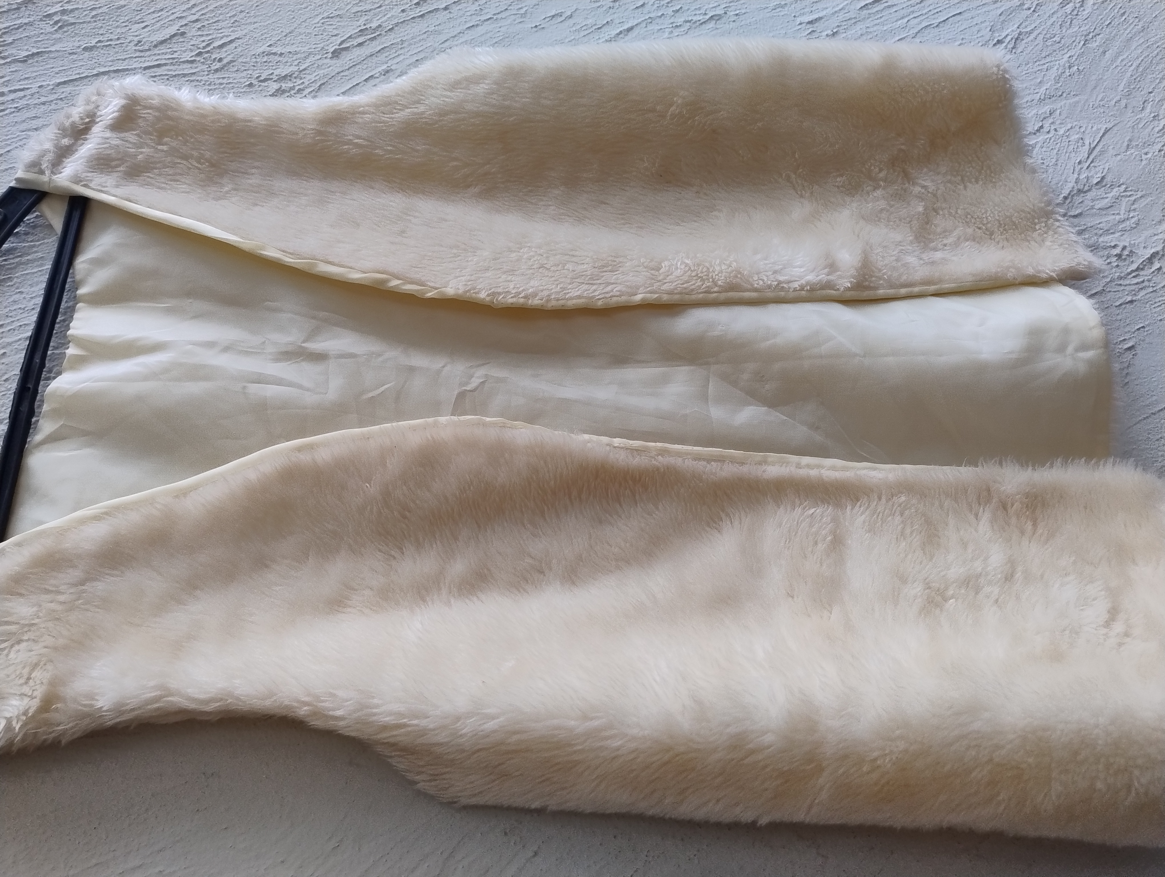 Colete de pelo sintético bege