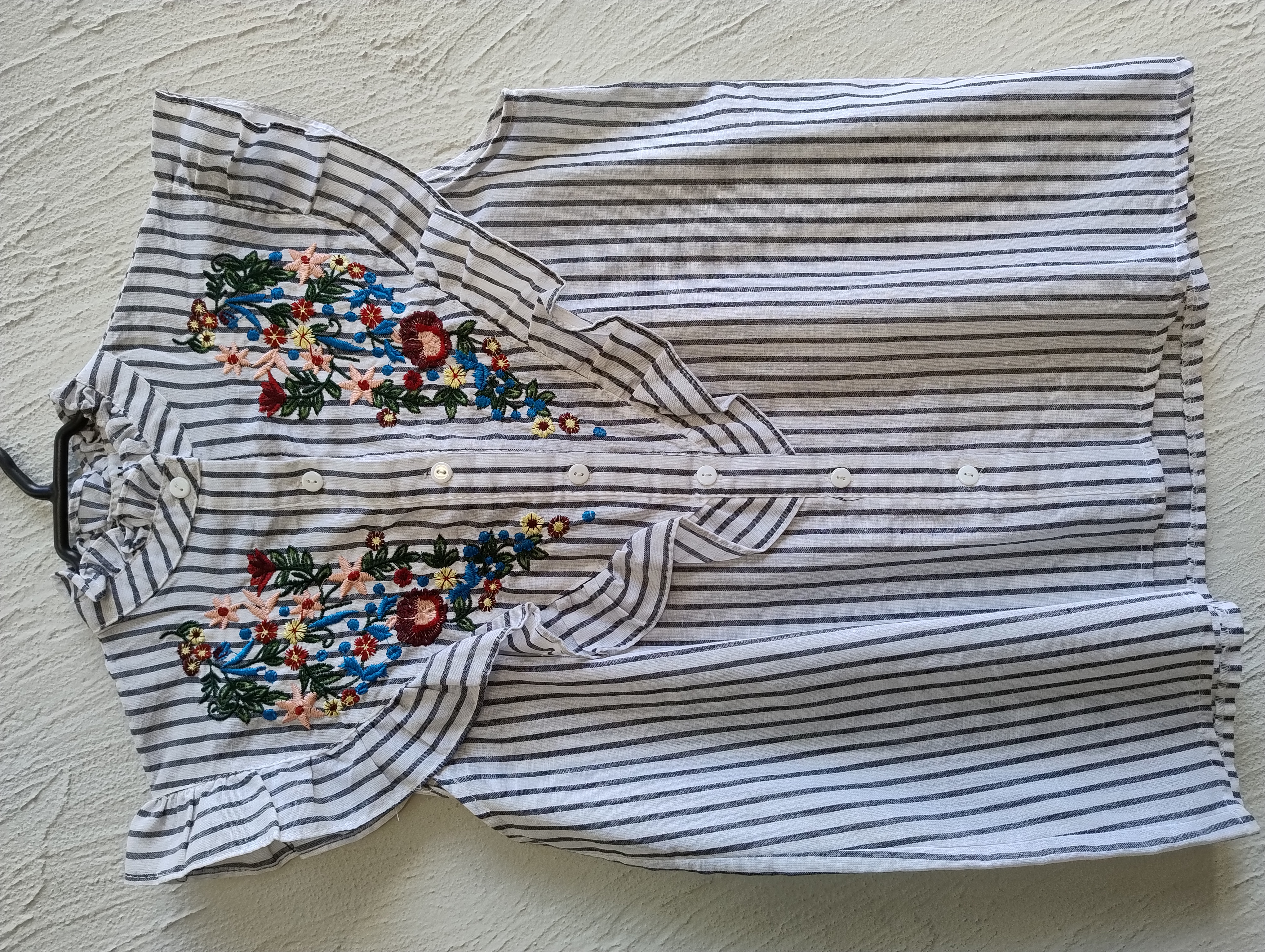 Camisa  listrada com bordado floral, P