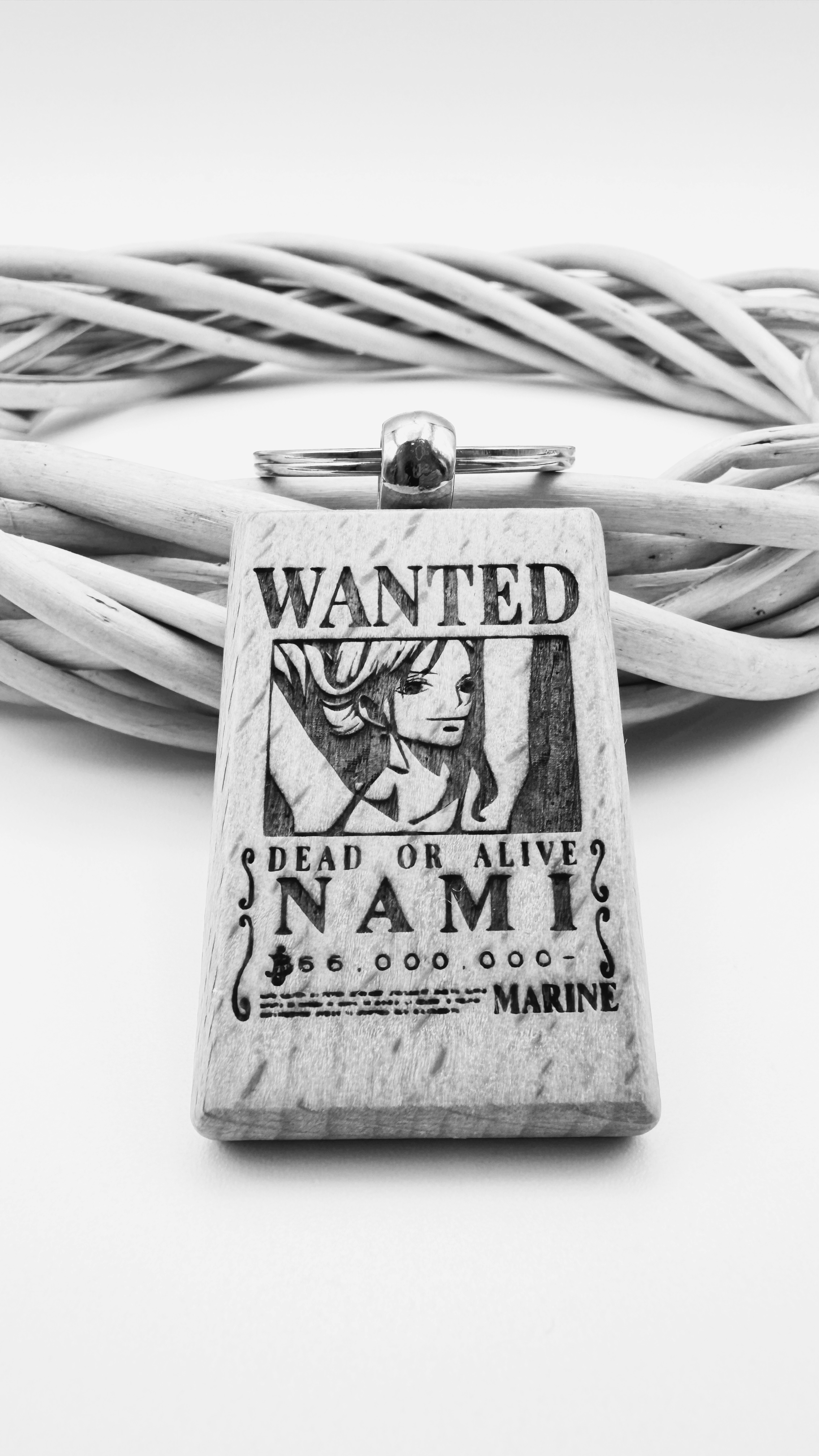 Nami Wanted - Portachiavi in legno inciso 