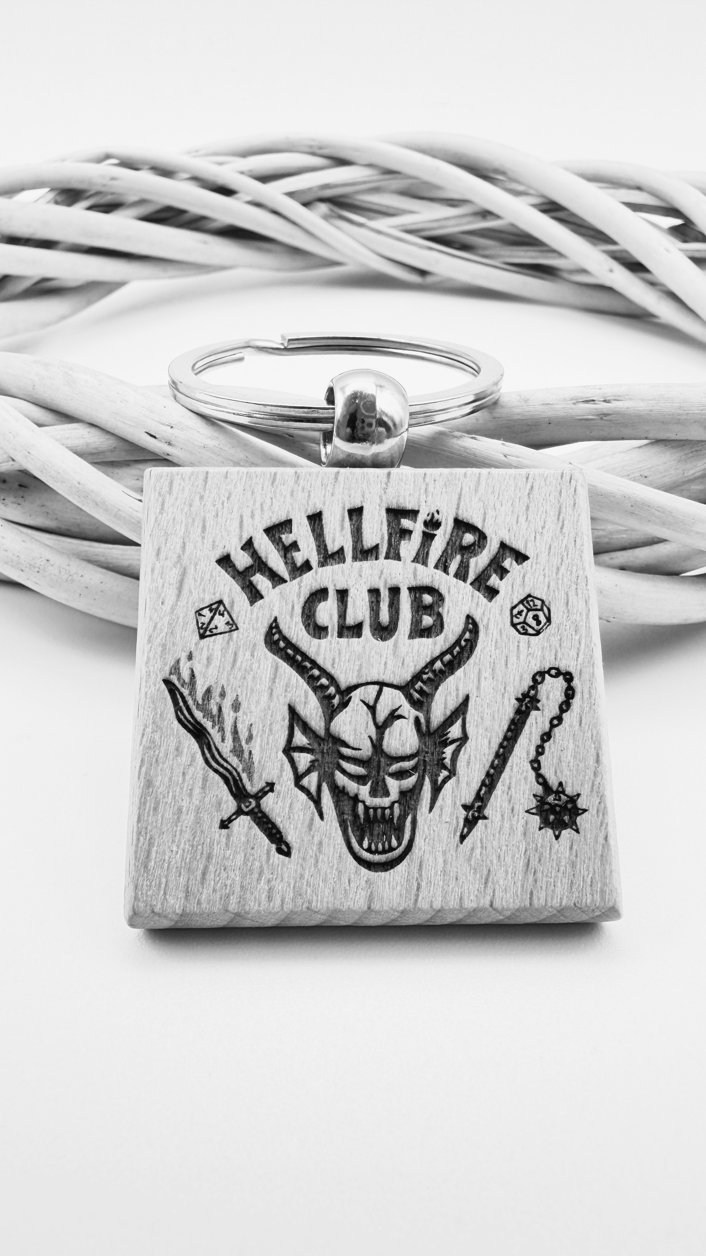 Stranger Things Hellfire Club - Portachiavi in legno inciso 