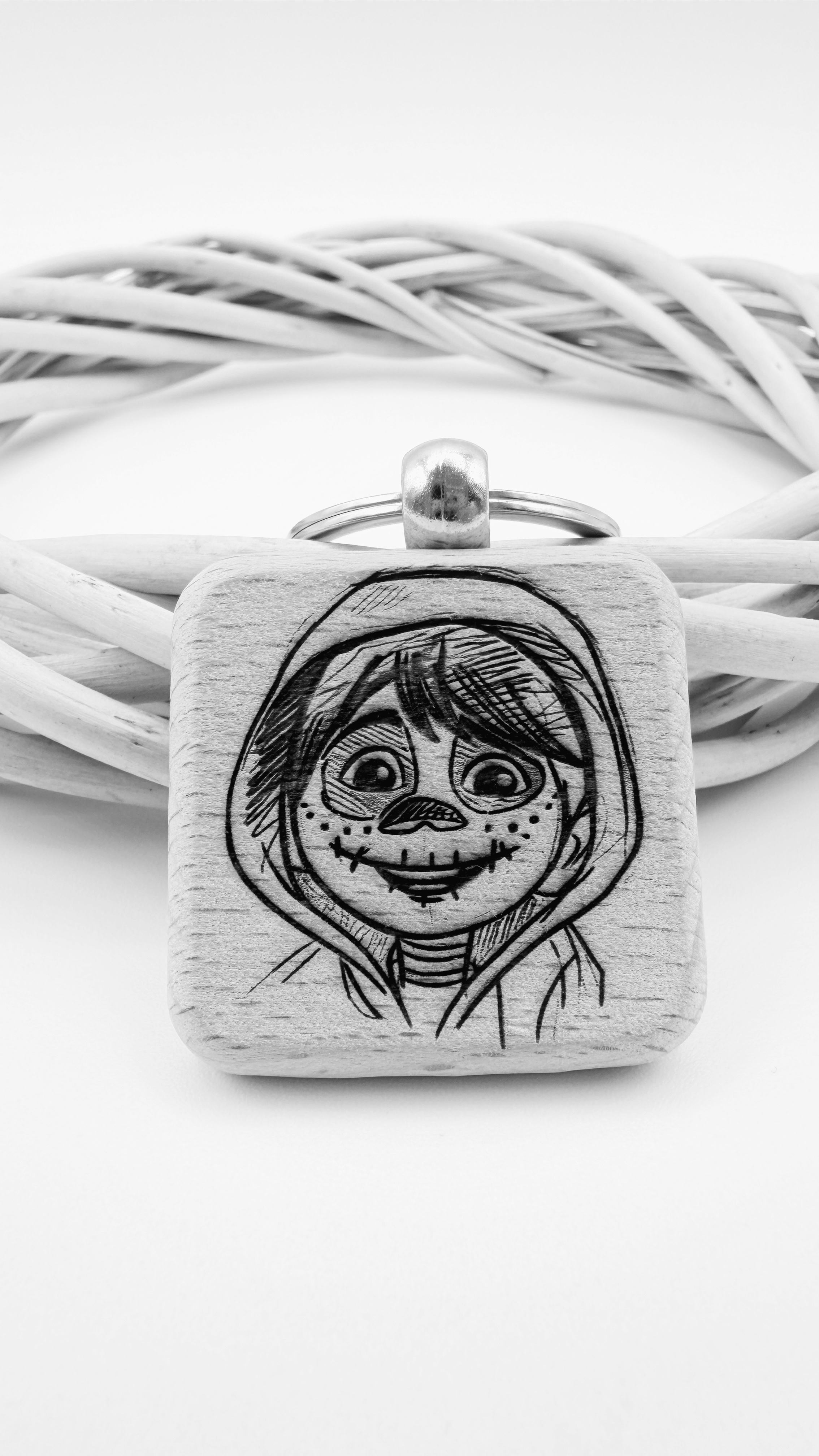 Coco - Portachiavi in legno inciso 