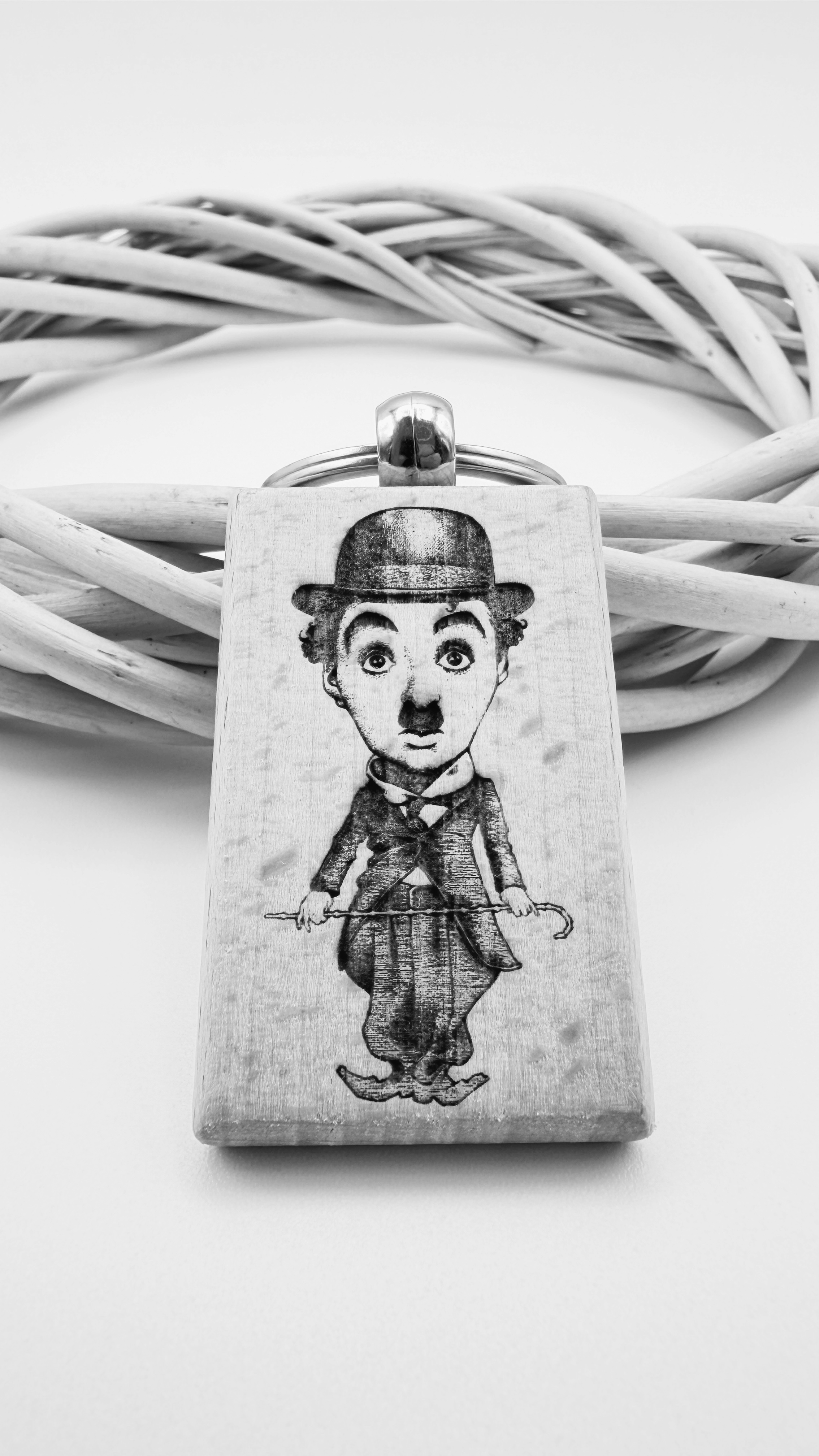 Charlie Chaplin - Portachiavi in legno inciso 